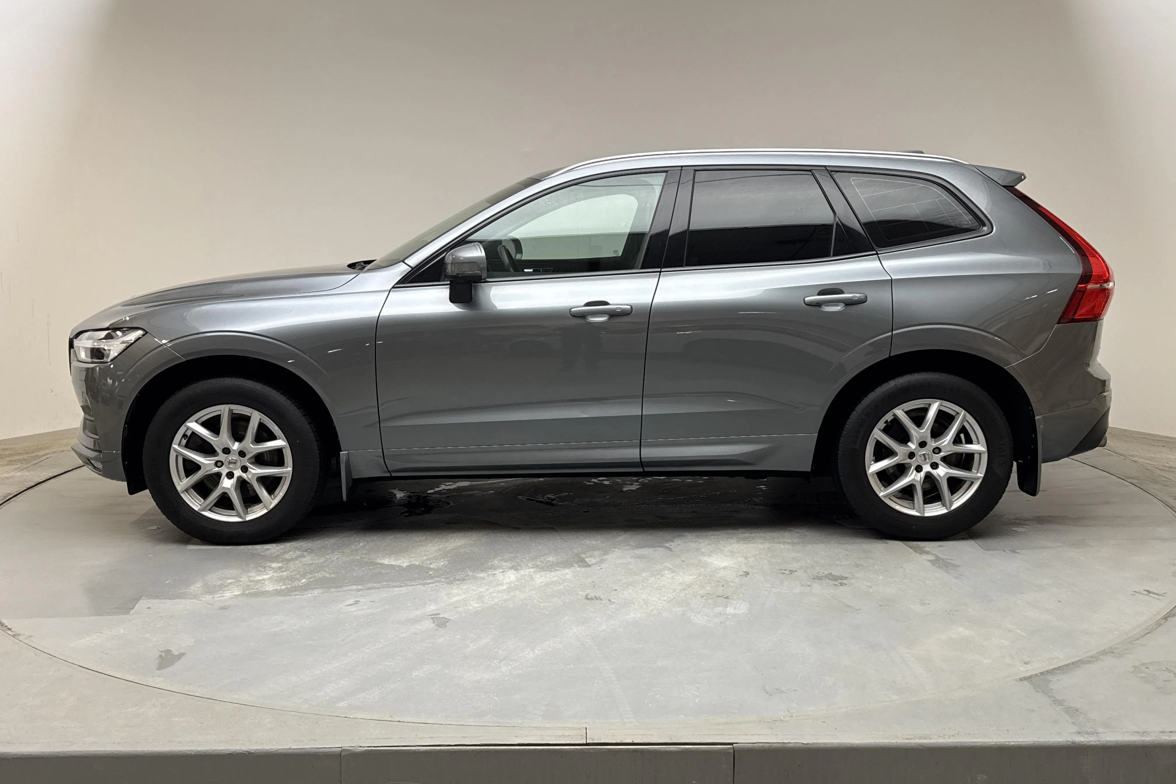 Presentationsfoto 2 av 18: Volvo XC60 D4 2WD (190hk) - 11 508 mil - Automat - grå - 2020