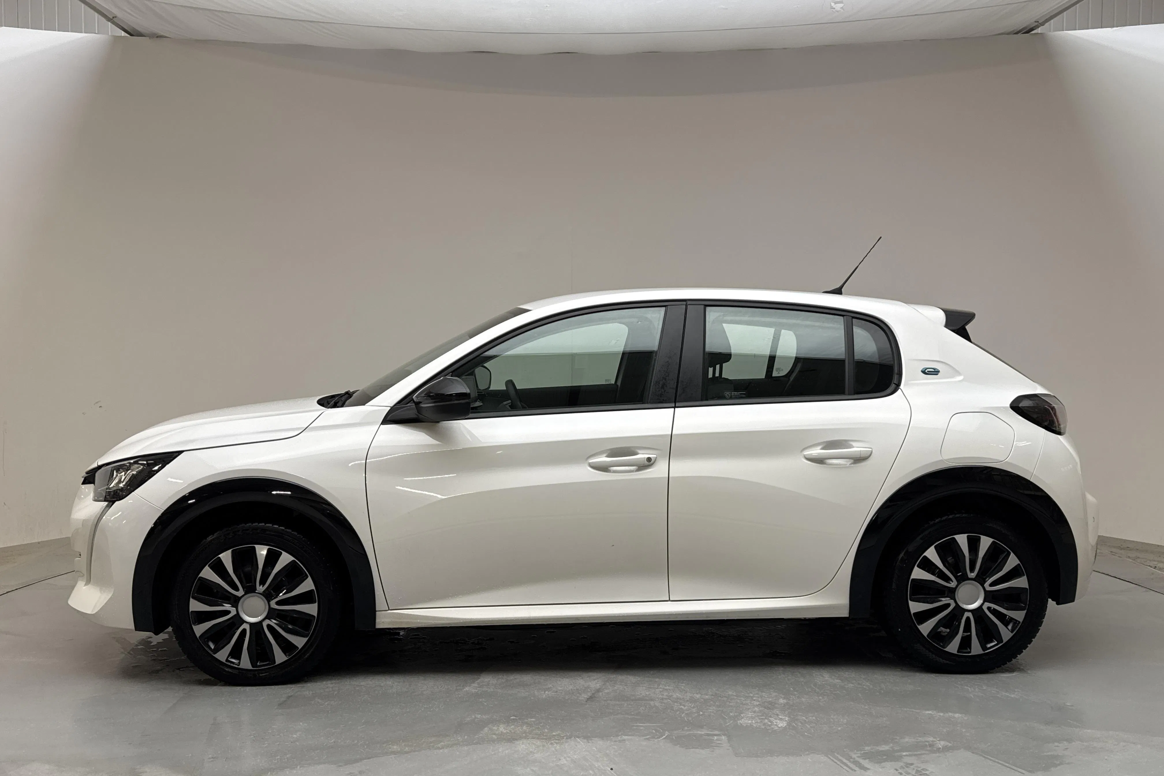 Presentation photo 2 of 14: Peugeot e-208 50kWh 5dr (136hk) - 72 130 km - Automatic - white - 2023