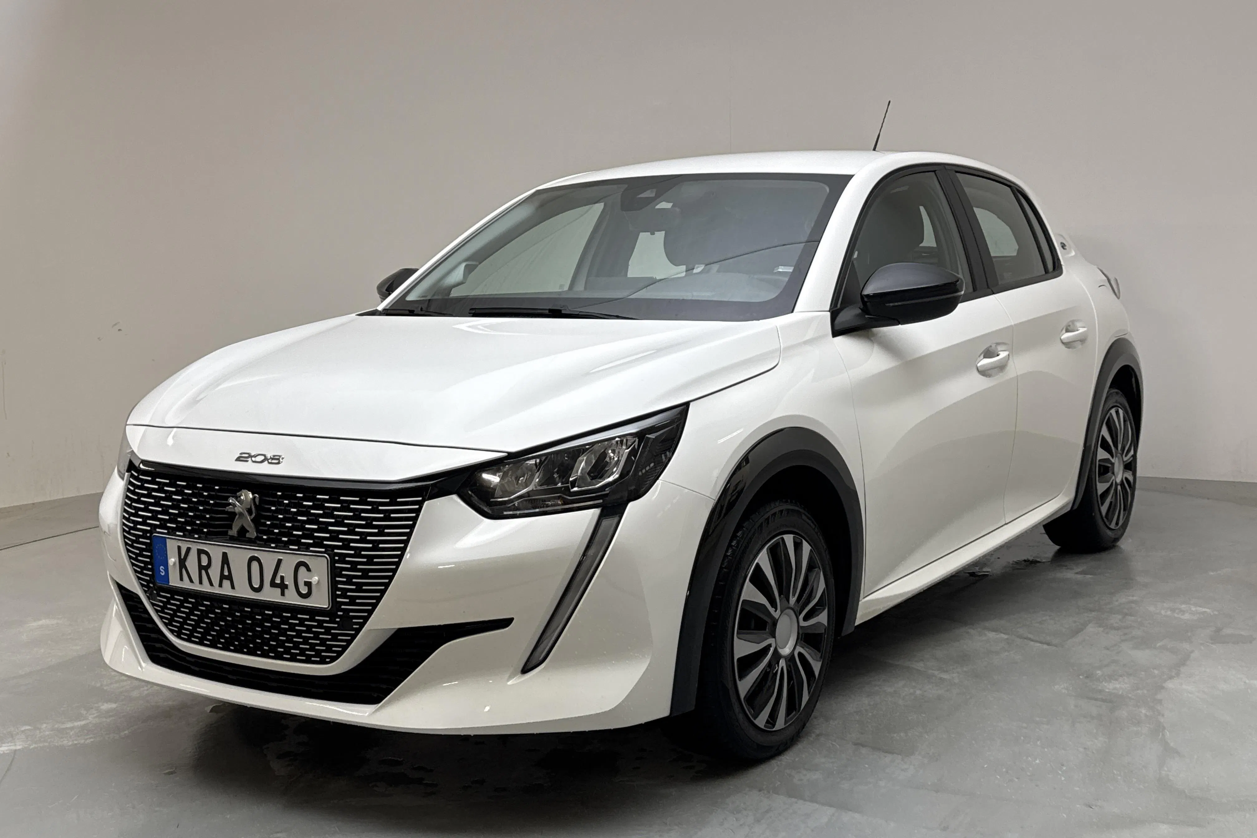 Presentation photo 1 of 14: Peugeot e-208 50kWh 5dr (136hk) - 72 130 km - Automatic - white - 2023