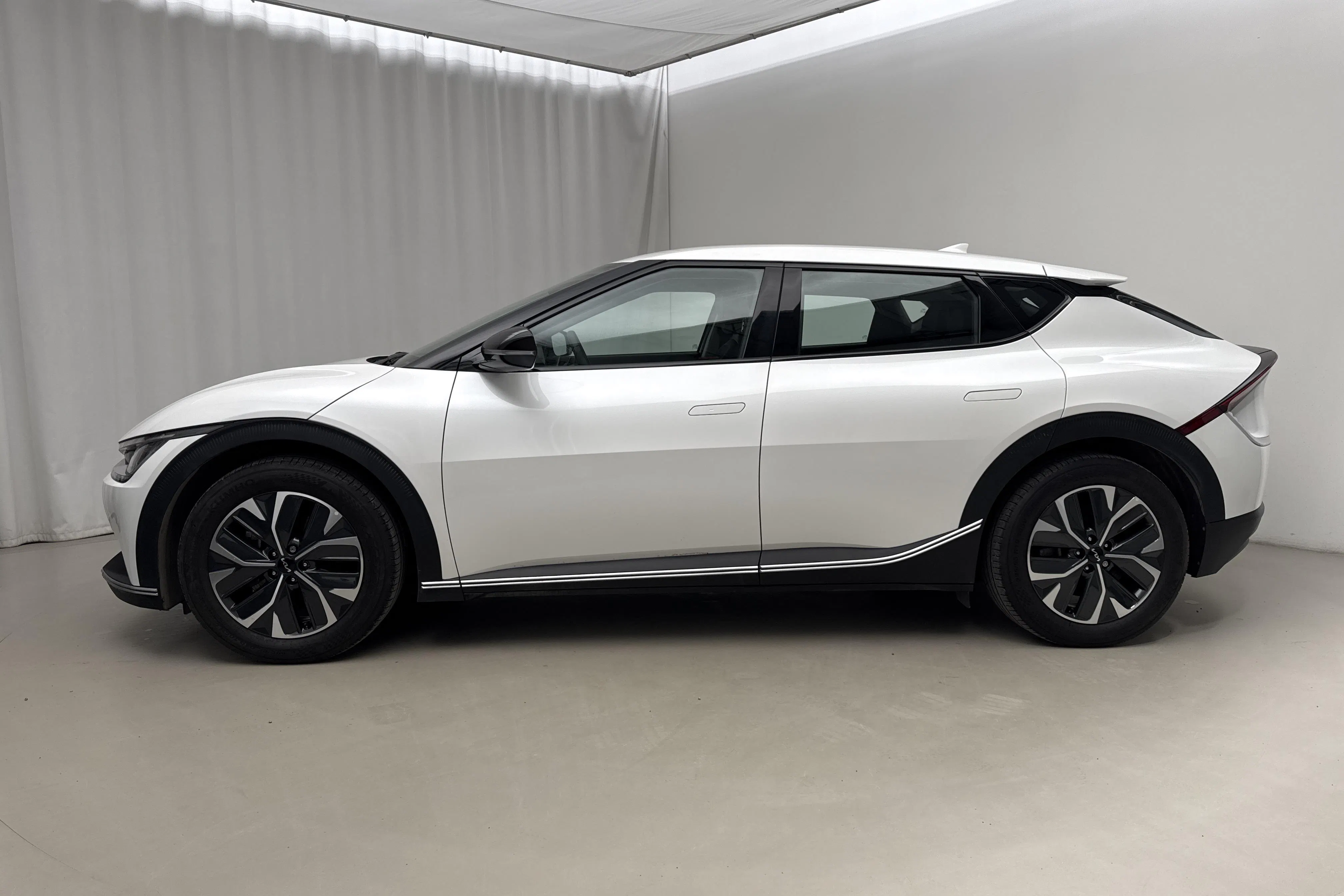 Presentationsfoto 2 av 23: KIA EV6 RWD (228hk) - 5 374 mil - Automat - vit - 2023