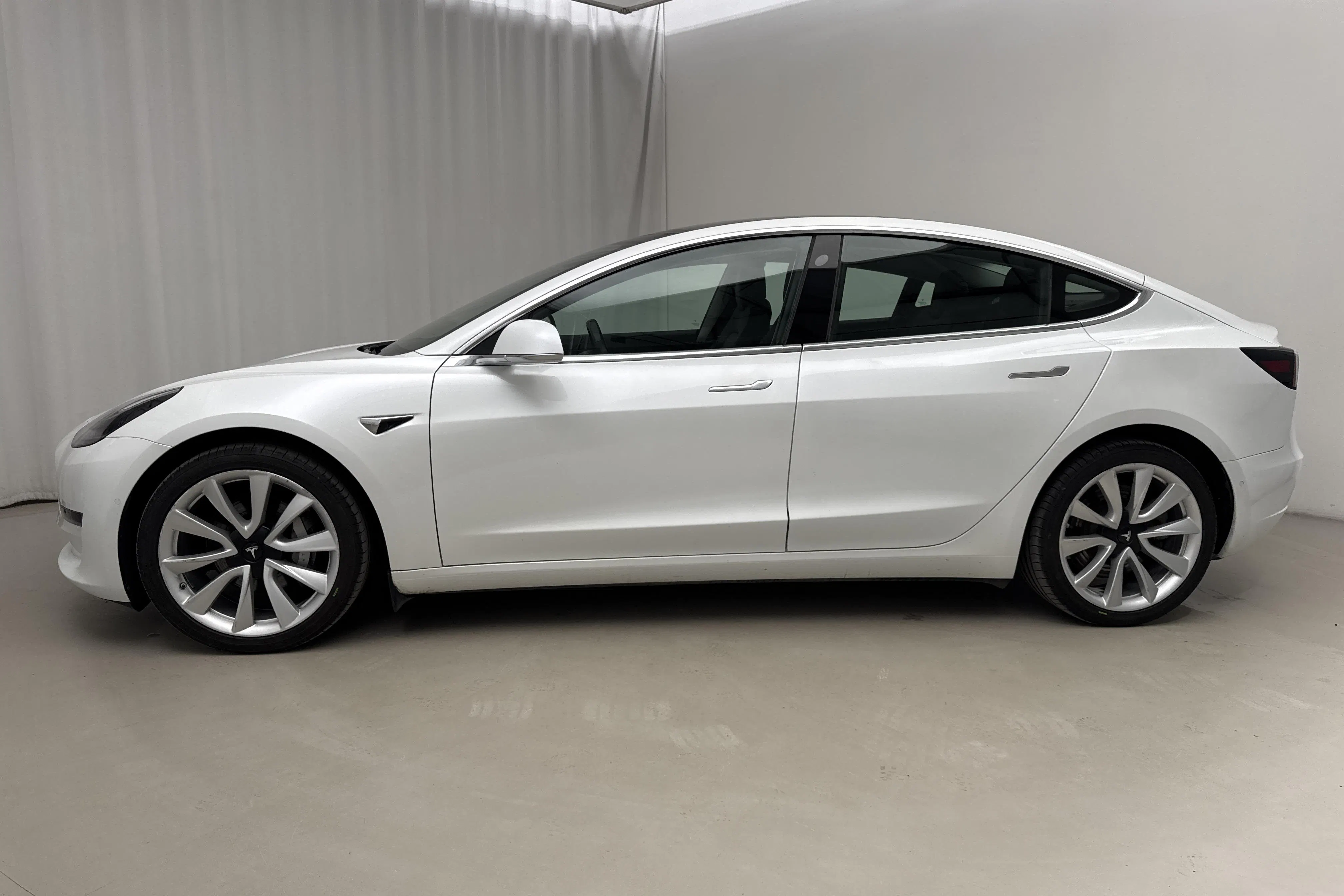 Presentationsfoto 2 av 23: Tesla Model 3 Long Range Dual Motor AWD - 9 423 mil - Automat - vit - 2019