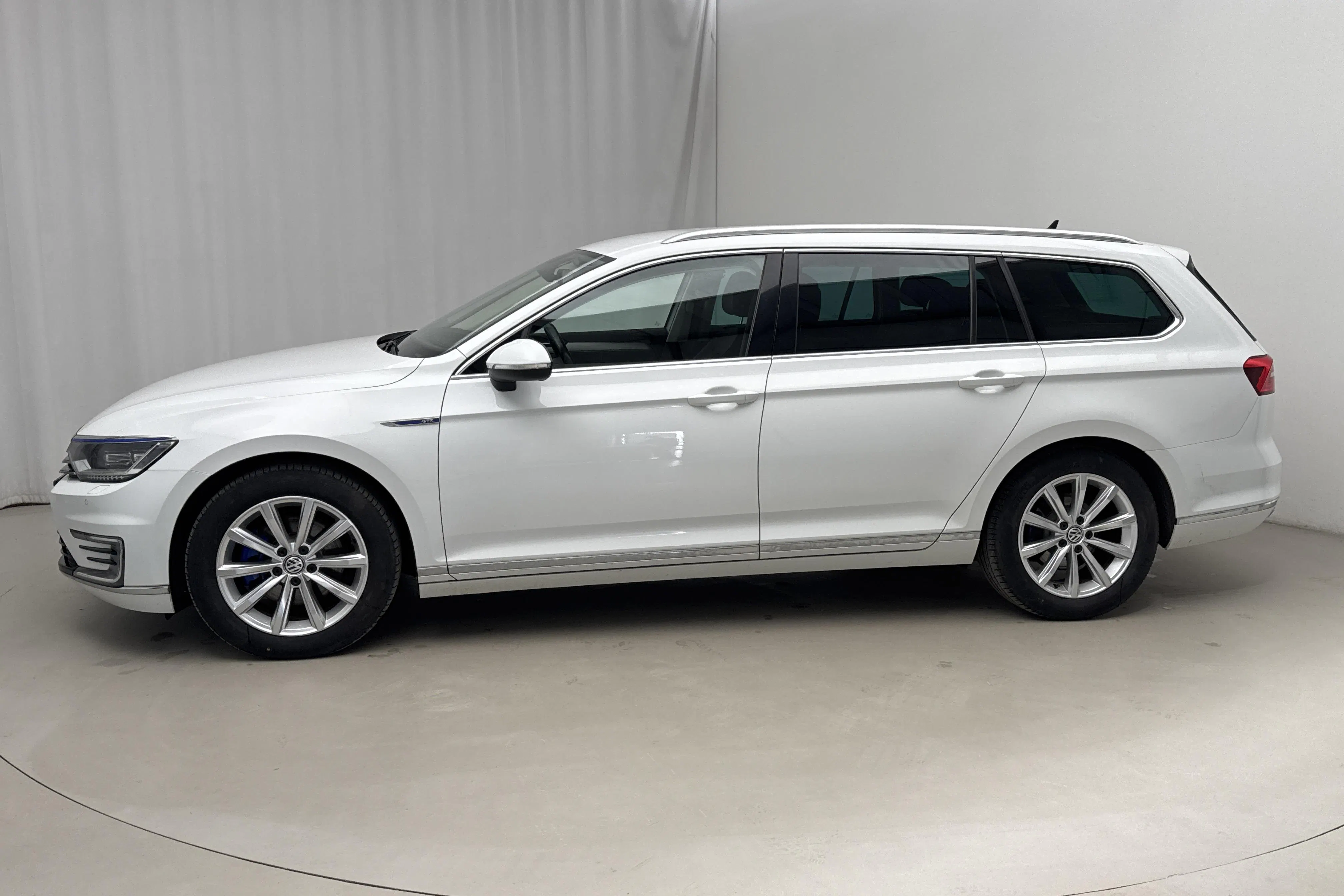 Presentationsfoto 2 av 21: VW Passat 1.4 Plug-in-Hybrid Sportscombi (218hk) - 14 855 mil - Automat - vit - 2017