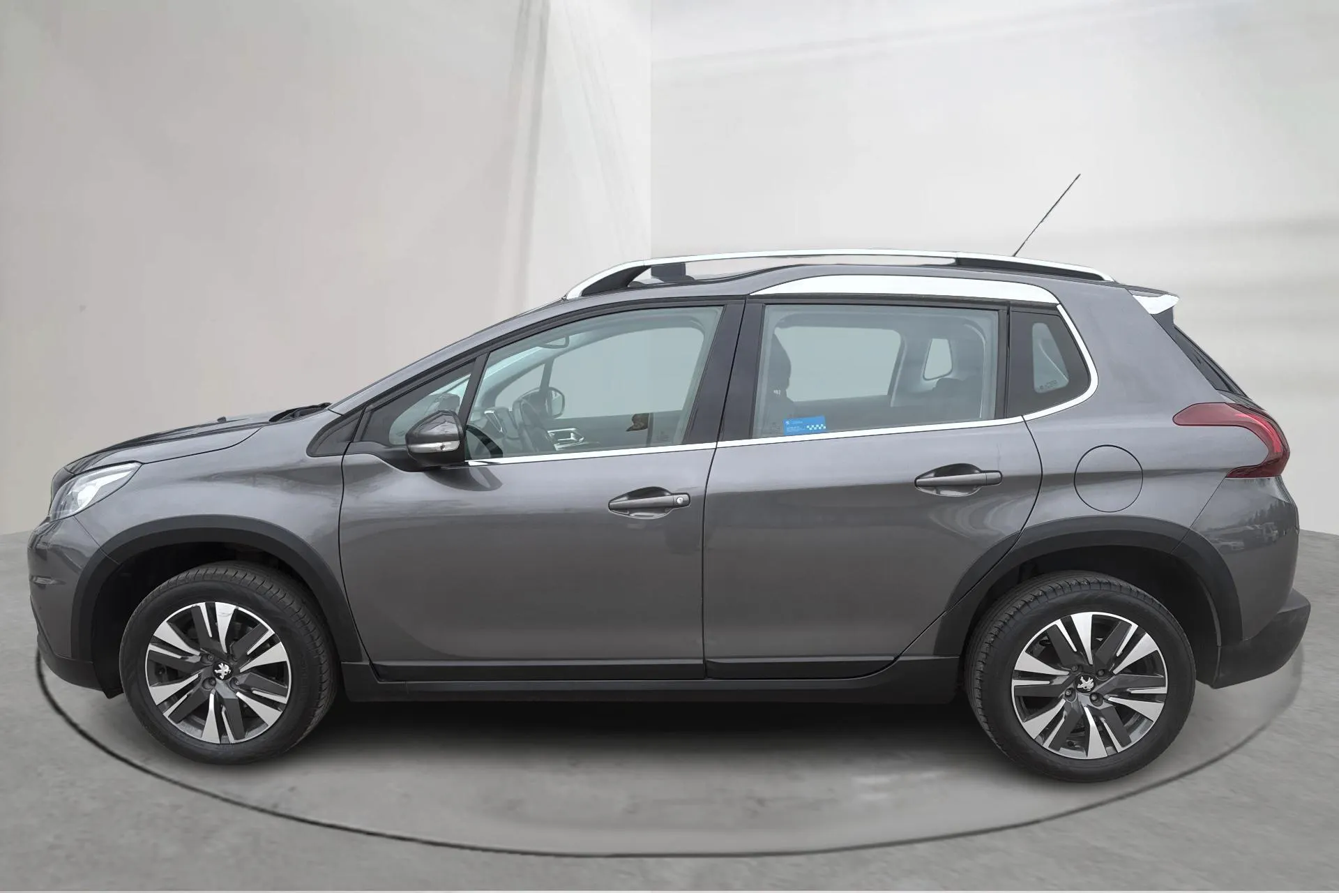 Presentationsfoto 2 av 15: Peugeot 2008 1.2 PureTech (110hk) - 8 486 mil - Automat - Dark Grey - 2017