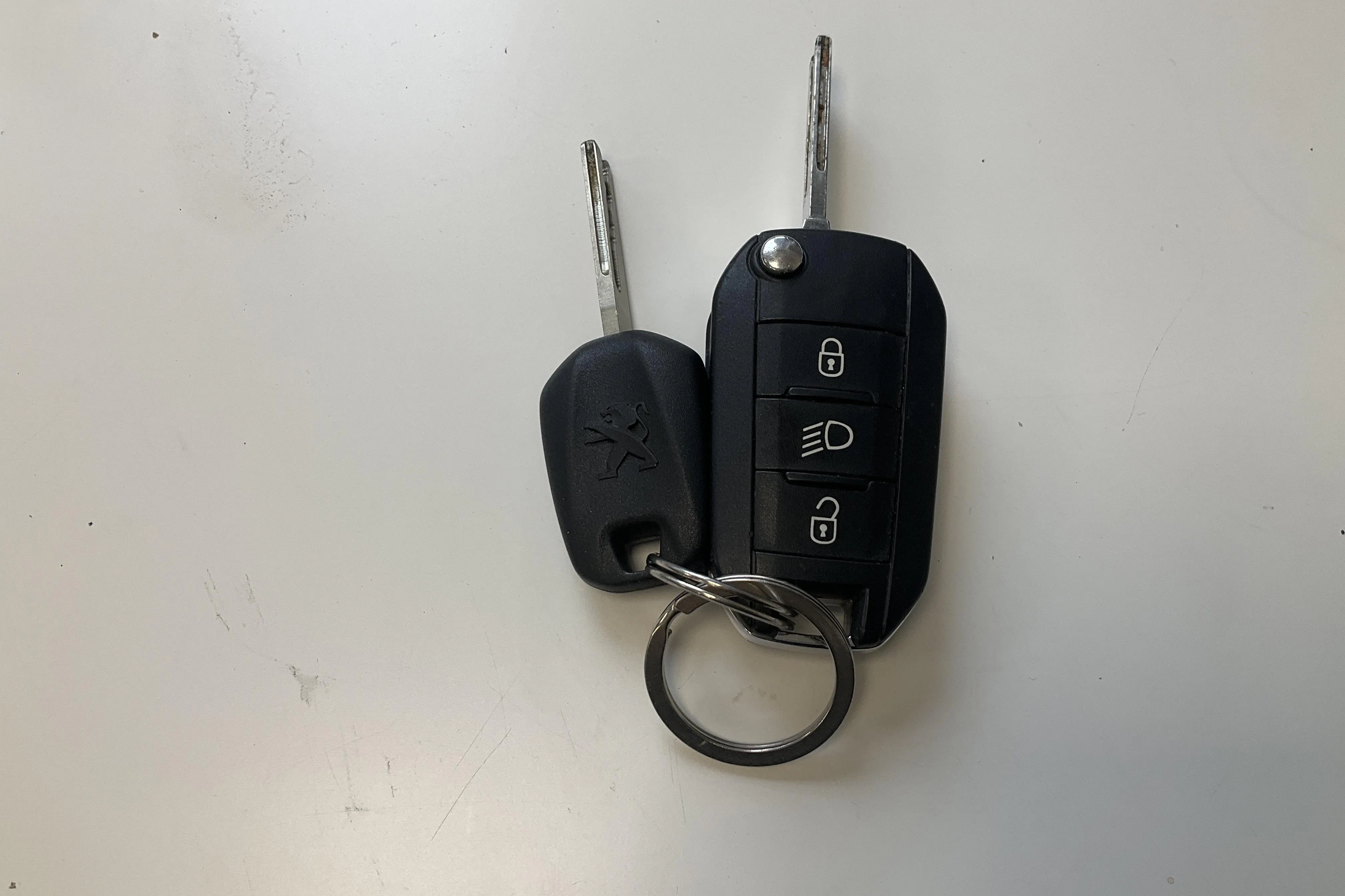 Presentationsfoto 15 av 15: Peugeot 2008 1.2 PureTech (110hk) - 8 486 mil - Automat - Dark Grey - 2017