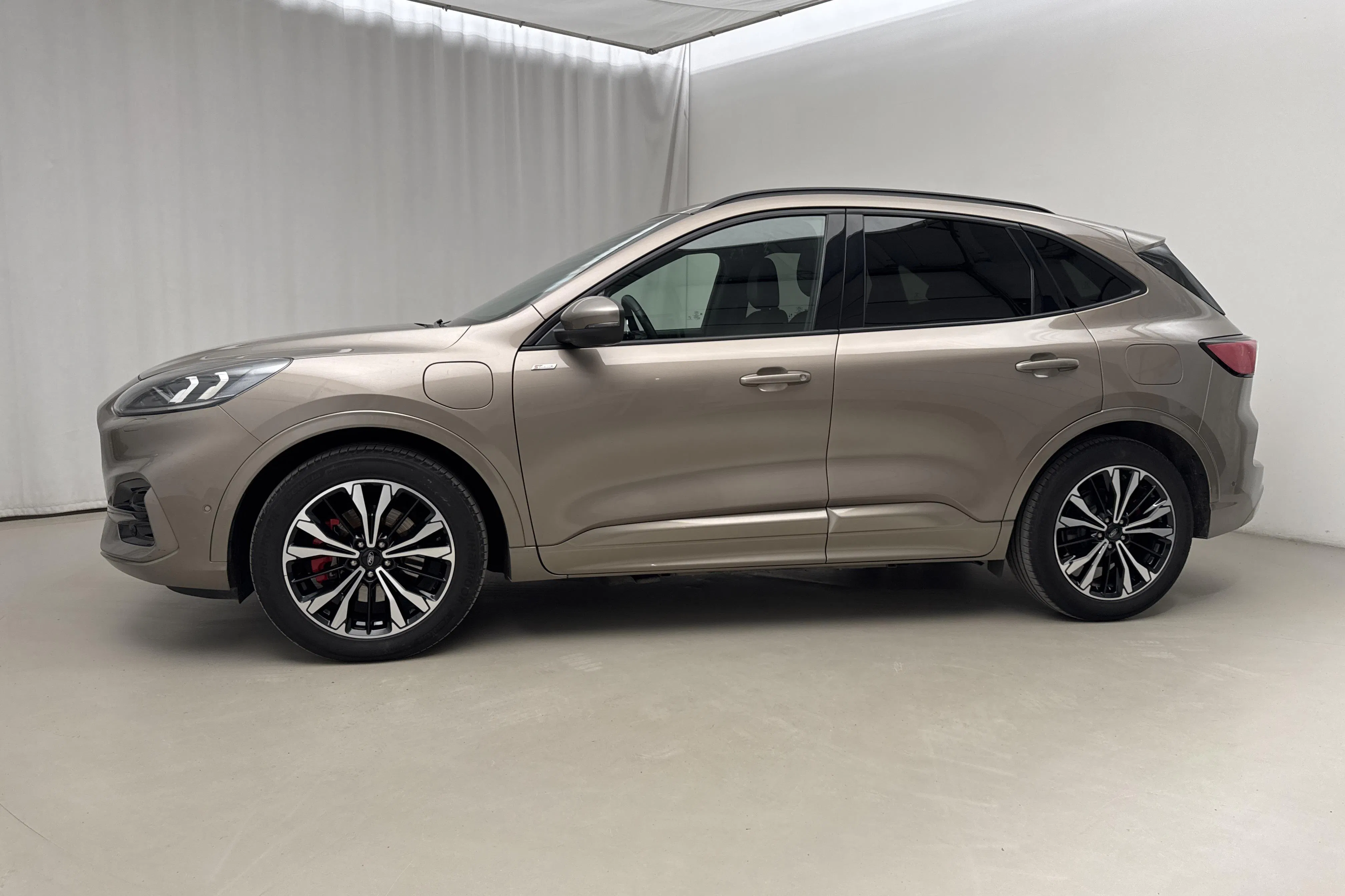 Presentationsfoto 2 av 20: Ford Kuga 2.5 PHEV (225hk) - 15 646 mil - Automat - grå - 2020