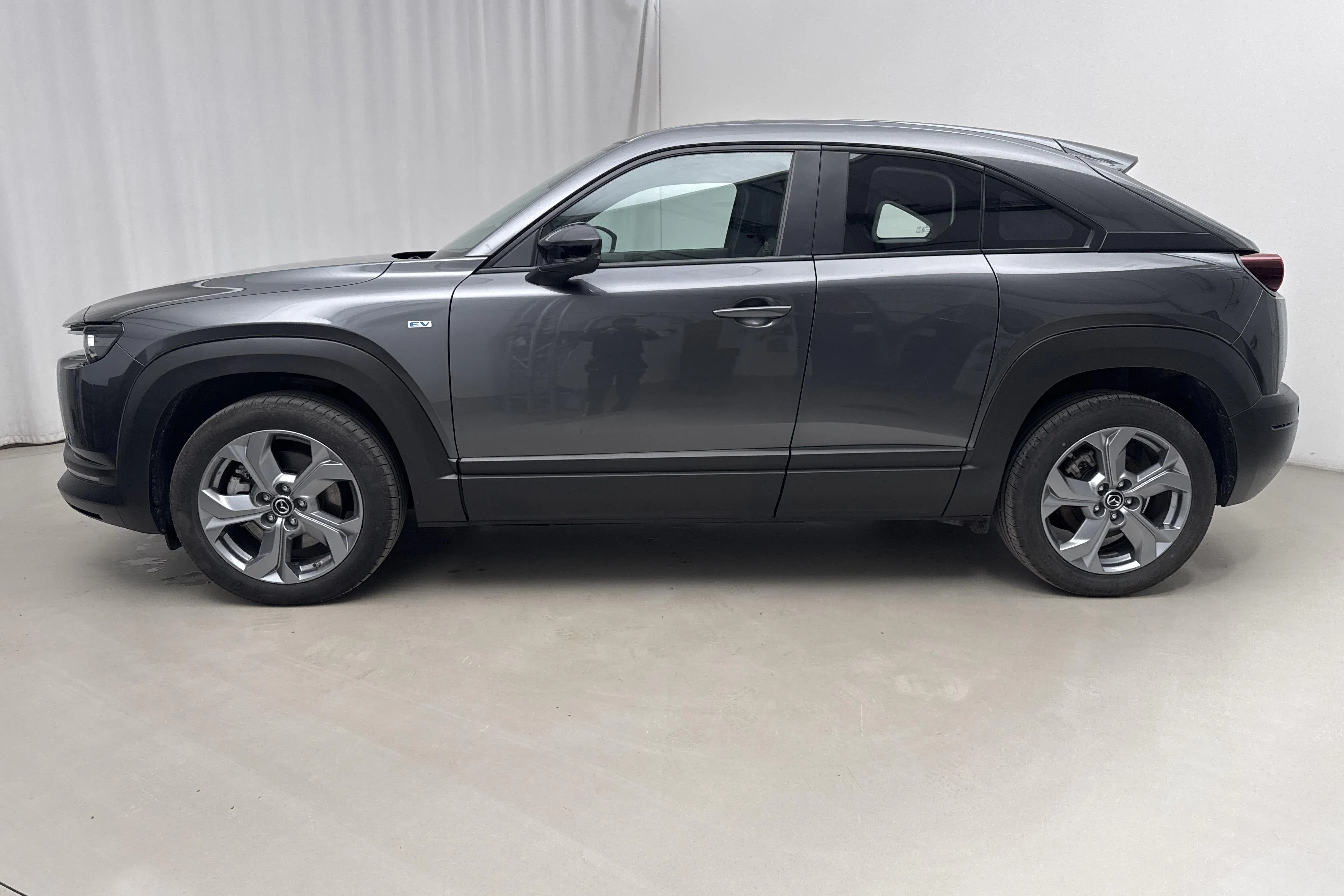 Presentationsfoto 2 av 19: Mazda MX-30 e-Skyactiv (145hk) - 2 101 mil - Automat - grå - 2023