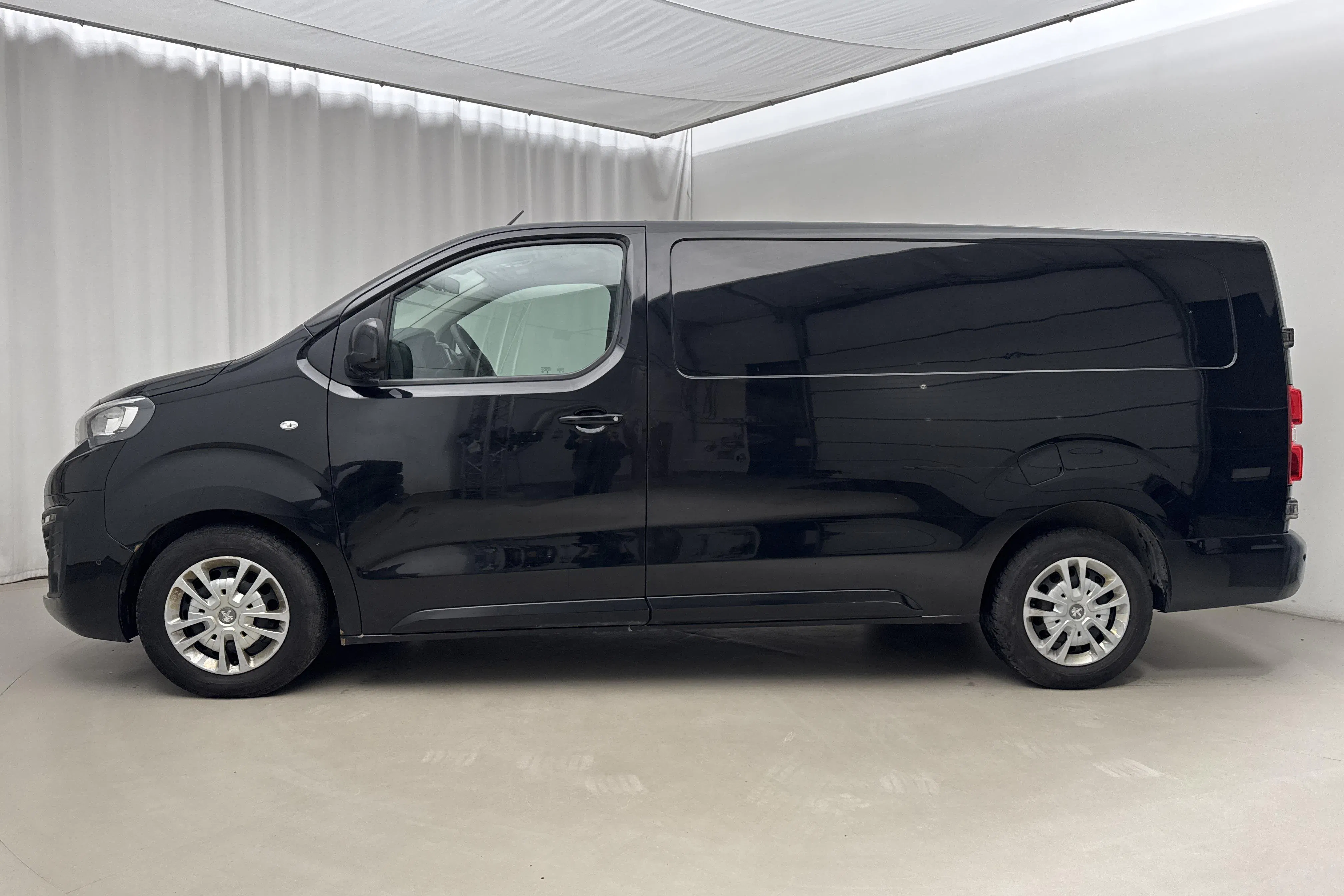 Presentationsfoto 2 av 18: Peugeot Expert BlueHDi Skåp (177hk) - 12 426 mil - Automat - 2018