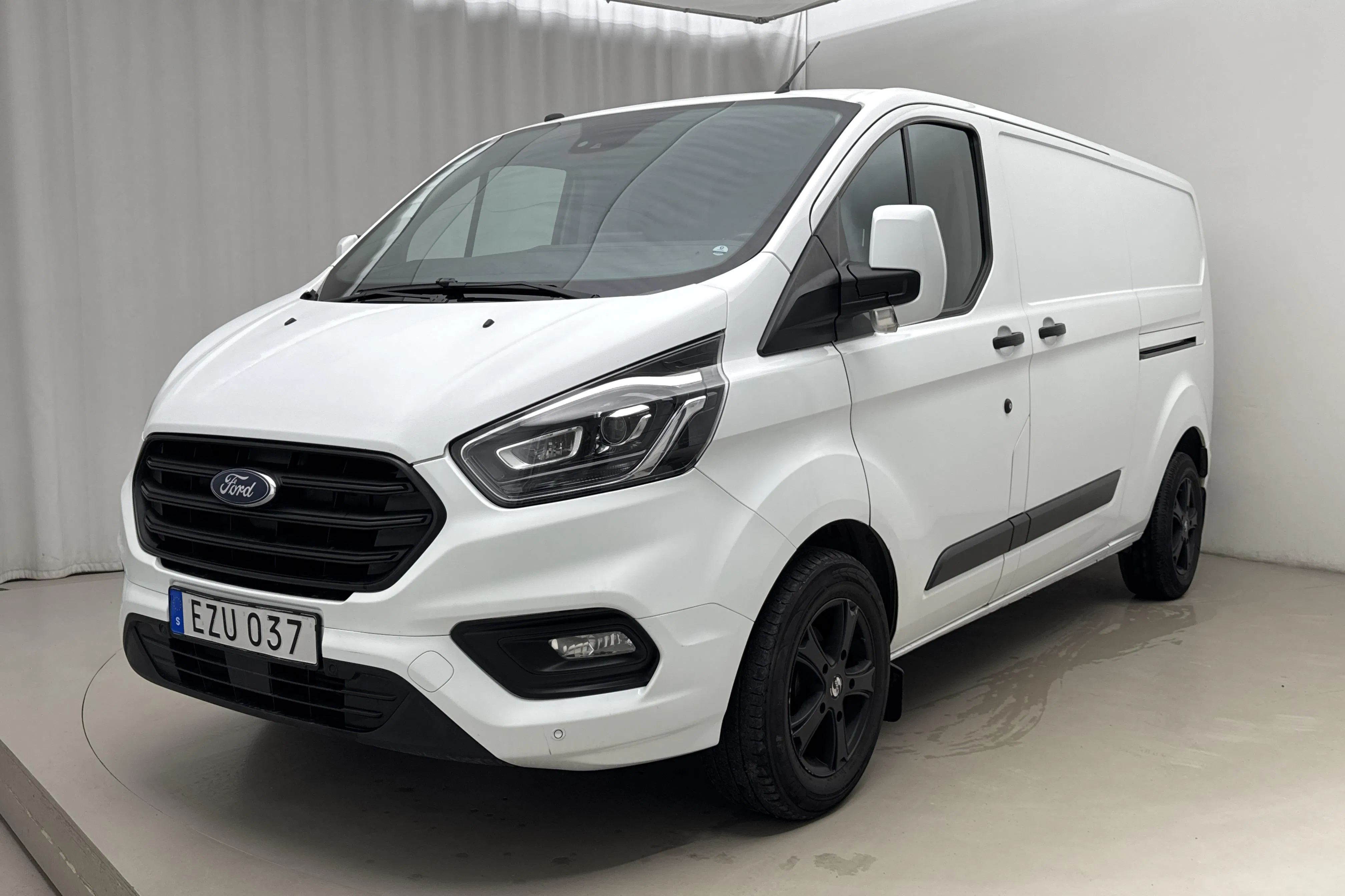 Presentationsfoto 1 av 18: Ford Transit Custom 300 (130hk) - 15 000 mil - Automat - vit - 2018