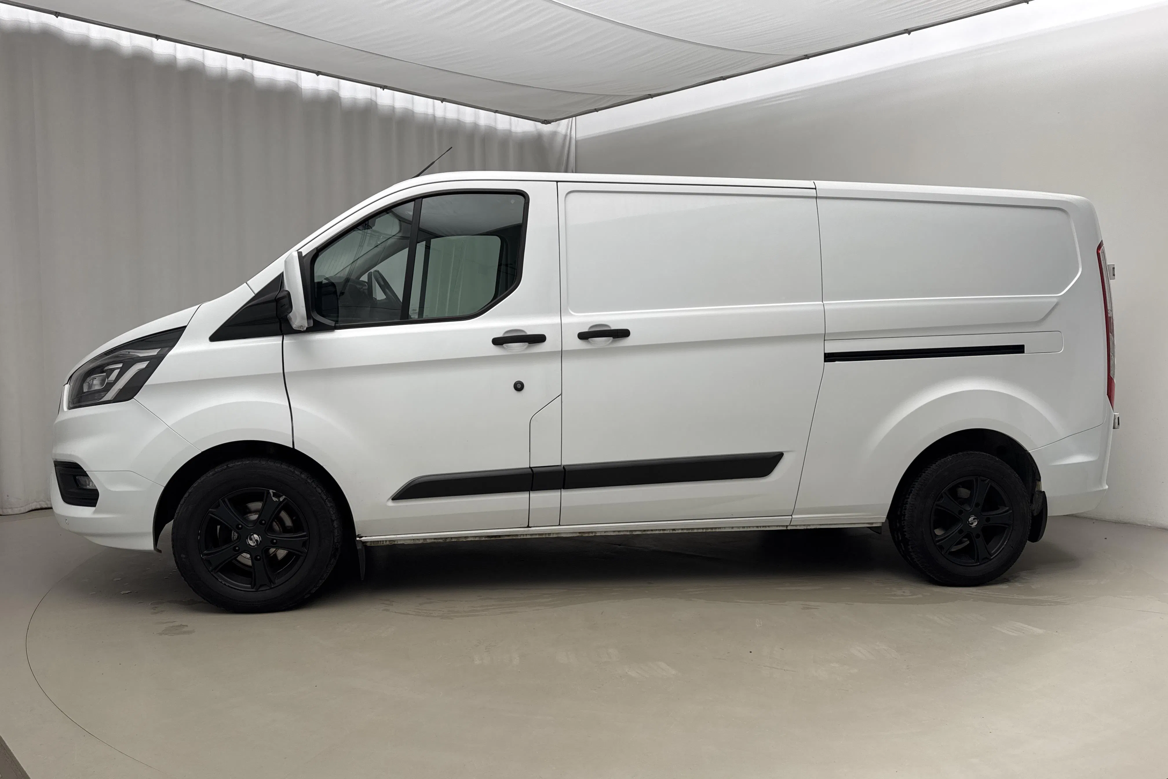 Presentationsfoto 2 av 18: Ford Transit Custom 300 (130hk) - 15 000 mil - Automat - vit - 2018