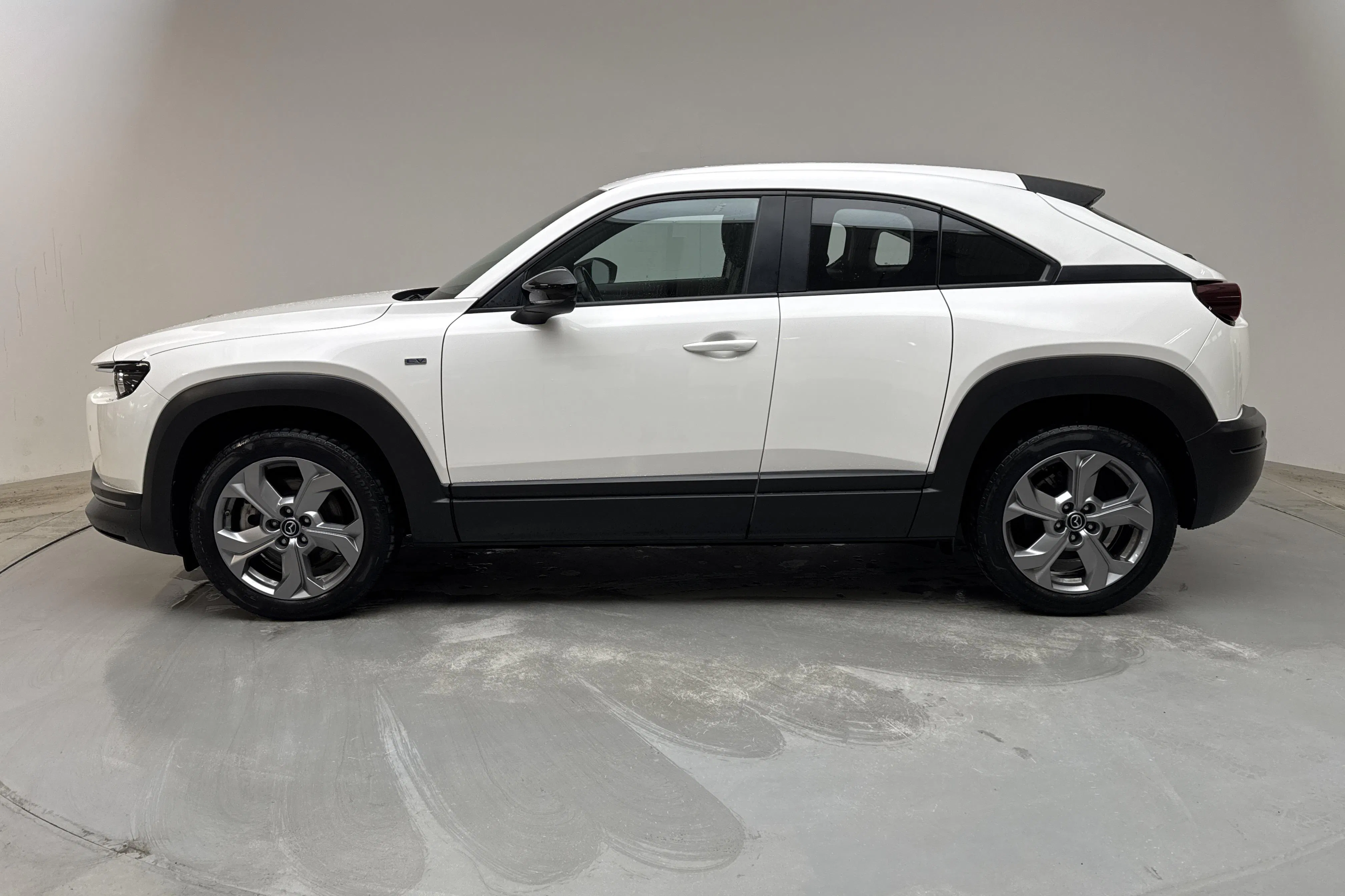 Presentation photo 2 of 15: Mazda MX-30 e-Skyactiv (145hk) - 37 010 km - Automatic - white - 2023