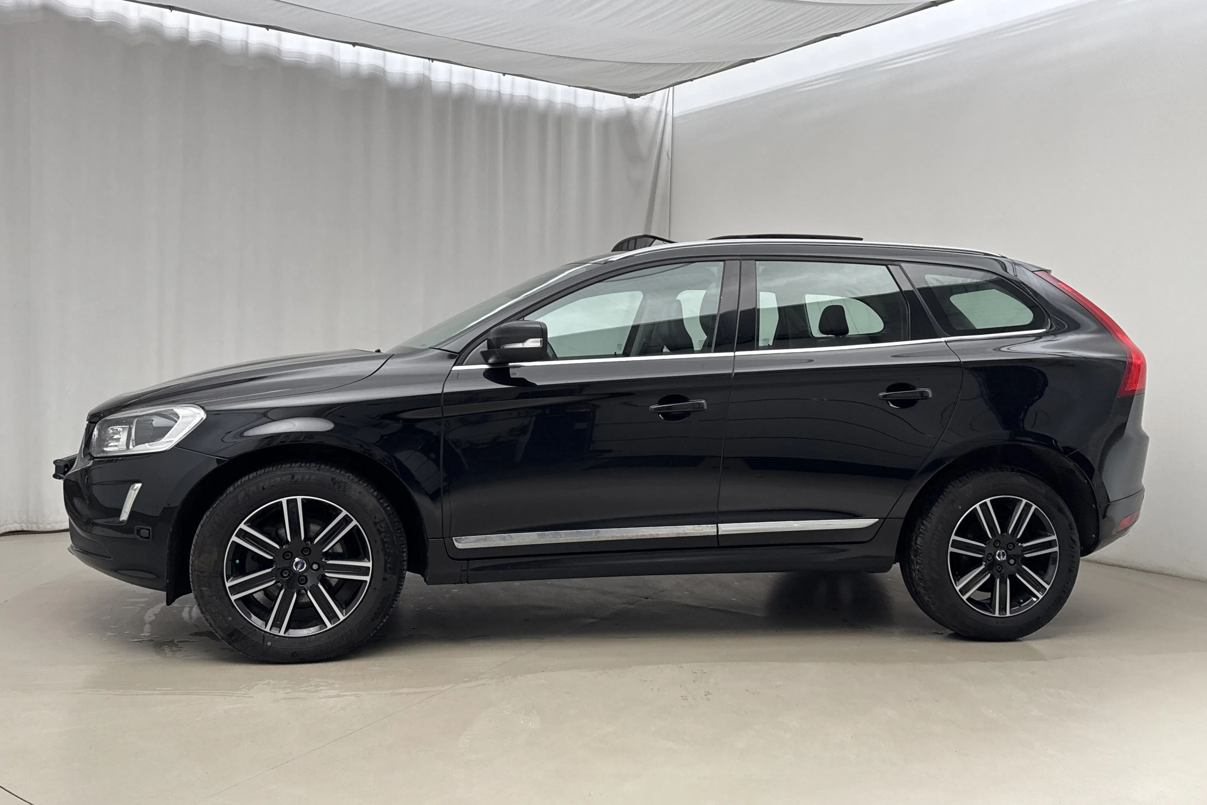 Presentationsfoto 2 av 22: Volvo XC60 D5 AWD (220hk) - 17 328 mil - Automat - svart - 2017