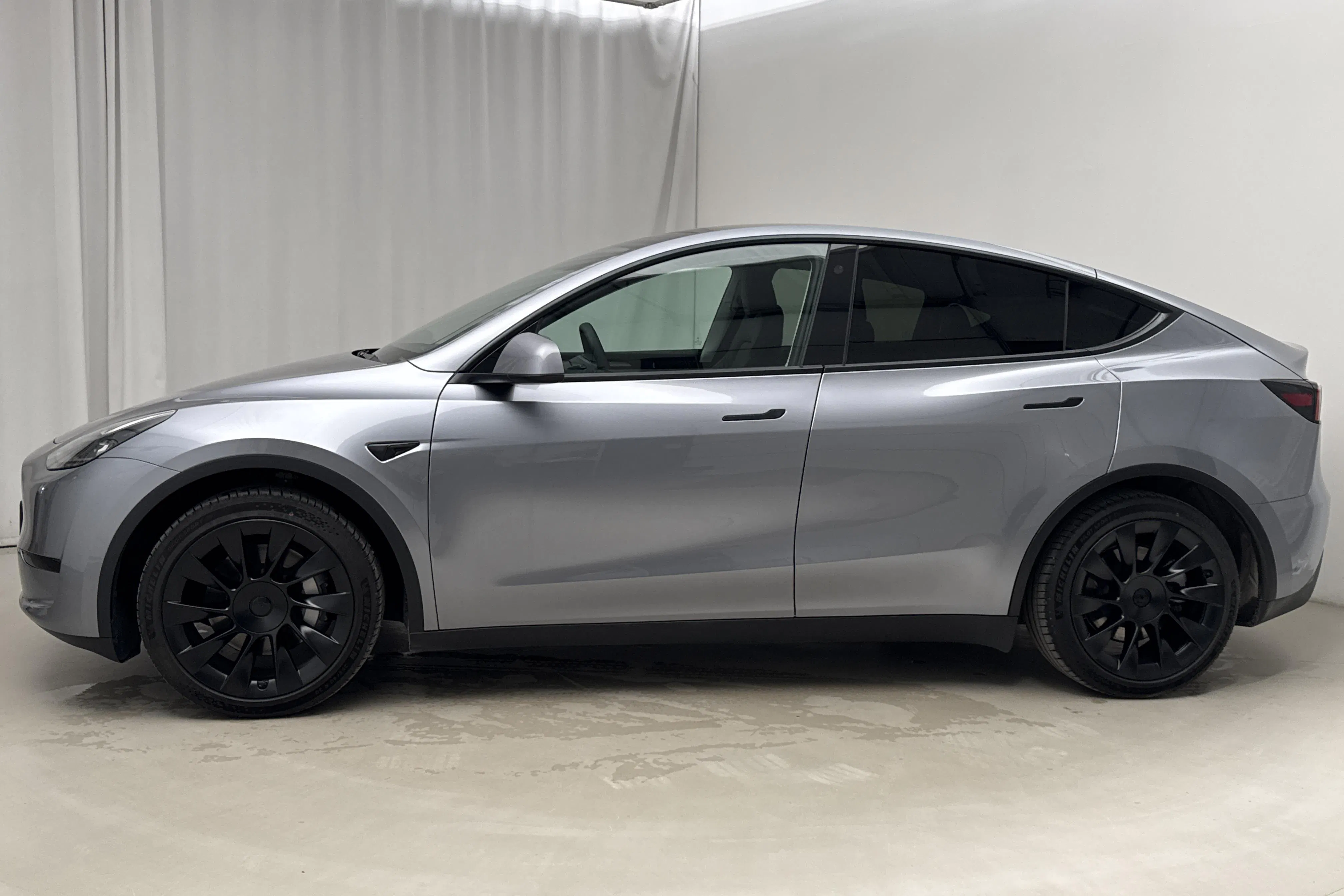 Presentationsfoto 2 av 19: Tesla Model Y RWD - 1 813 mil - Automat - grå - 2023