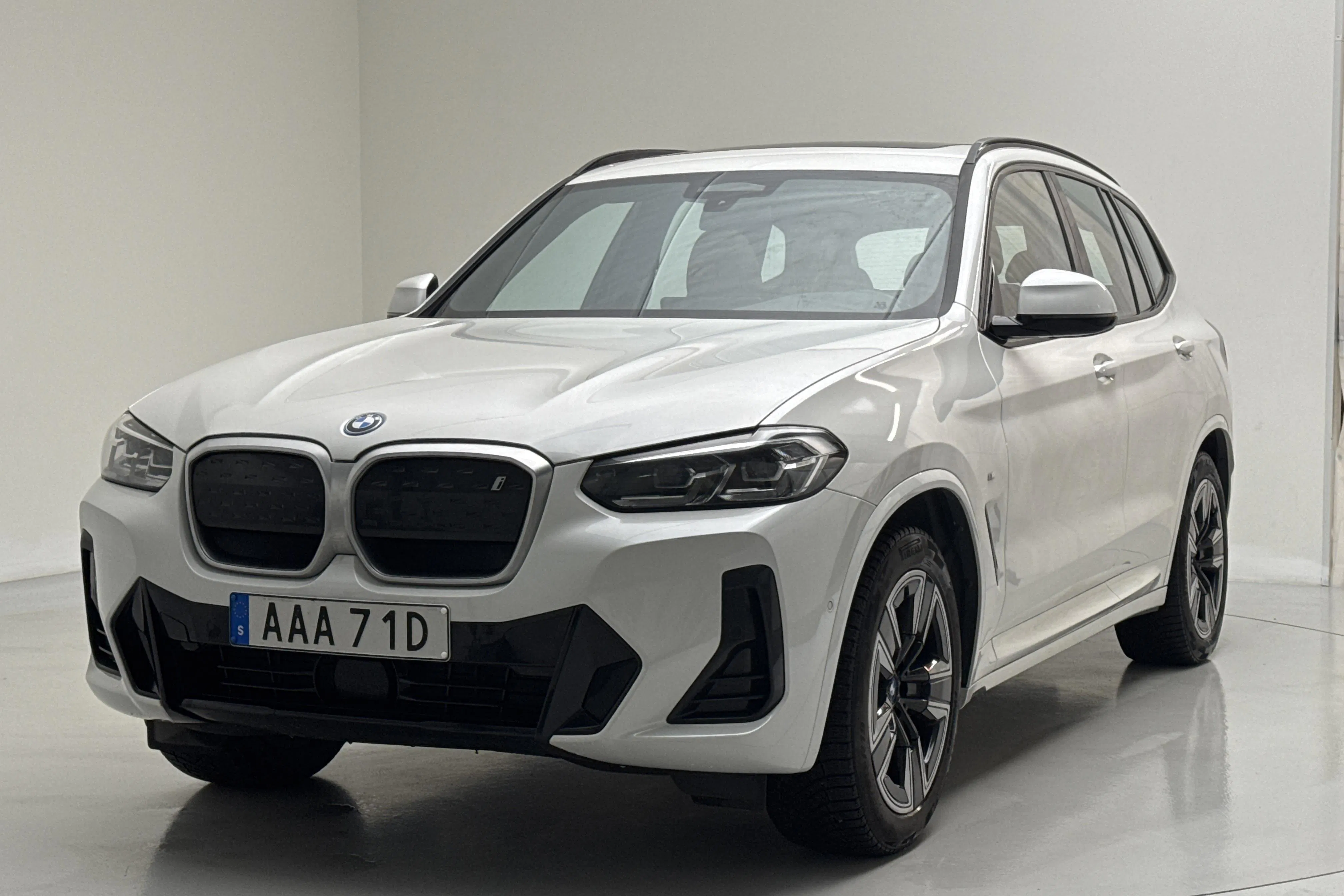 Presentation photo 1 of 18: BMW iX3 LCI, G08 (286hk) - 147 890 km - Automatic - white - 2022