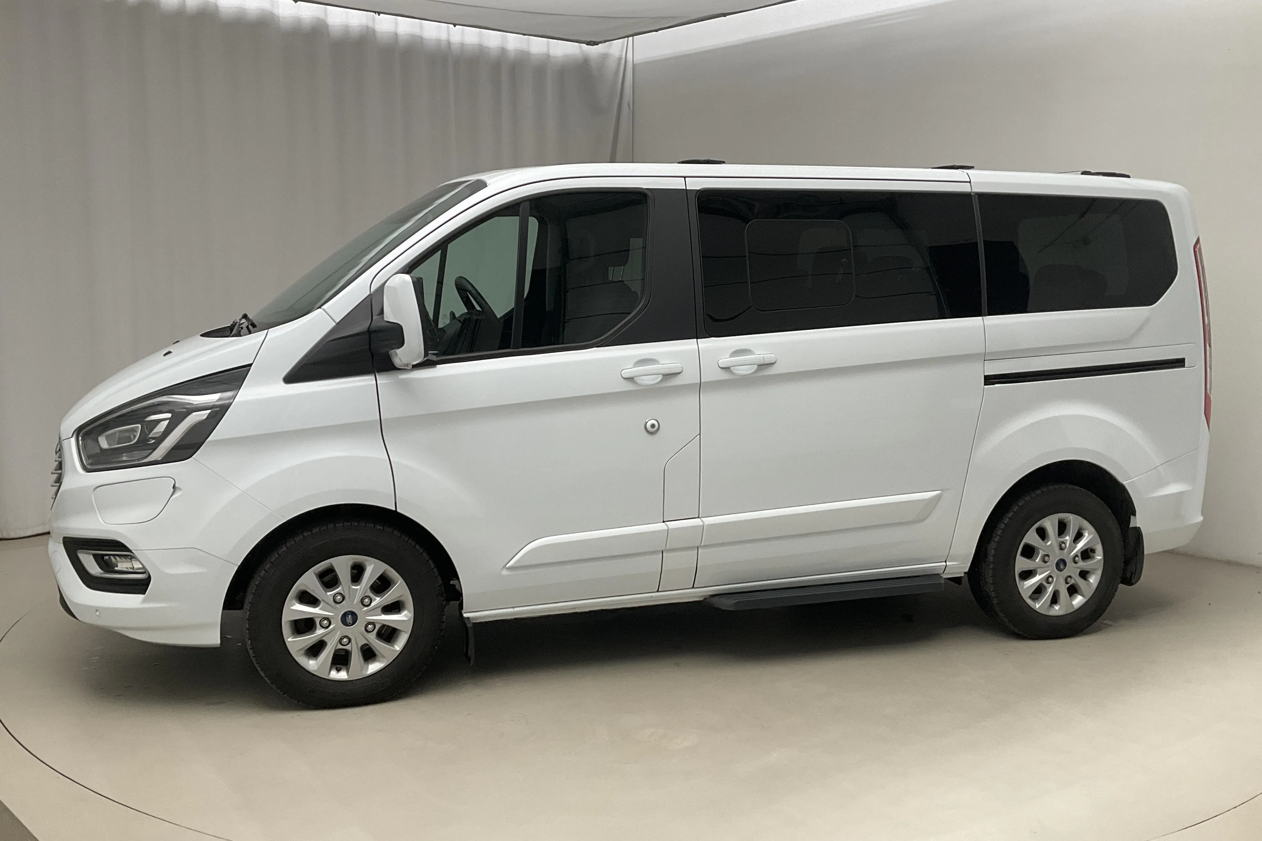 Presentationsfoto 2 av 22: Ford Tourneo Custom 340 PHEV (120hk) - 8 753 mil - Automat - vit - 2022