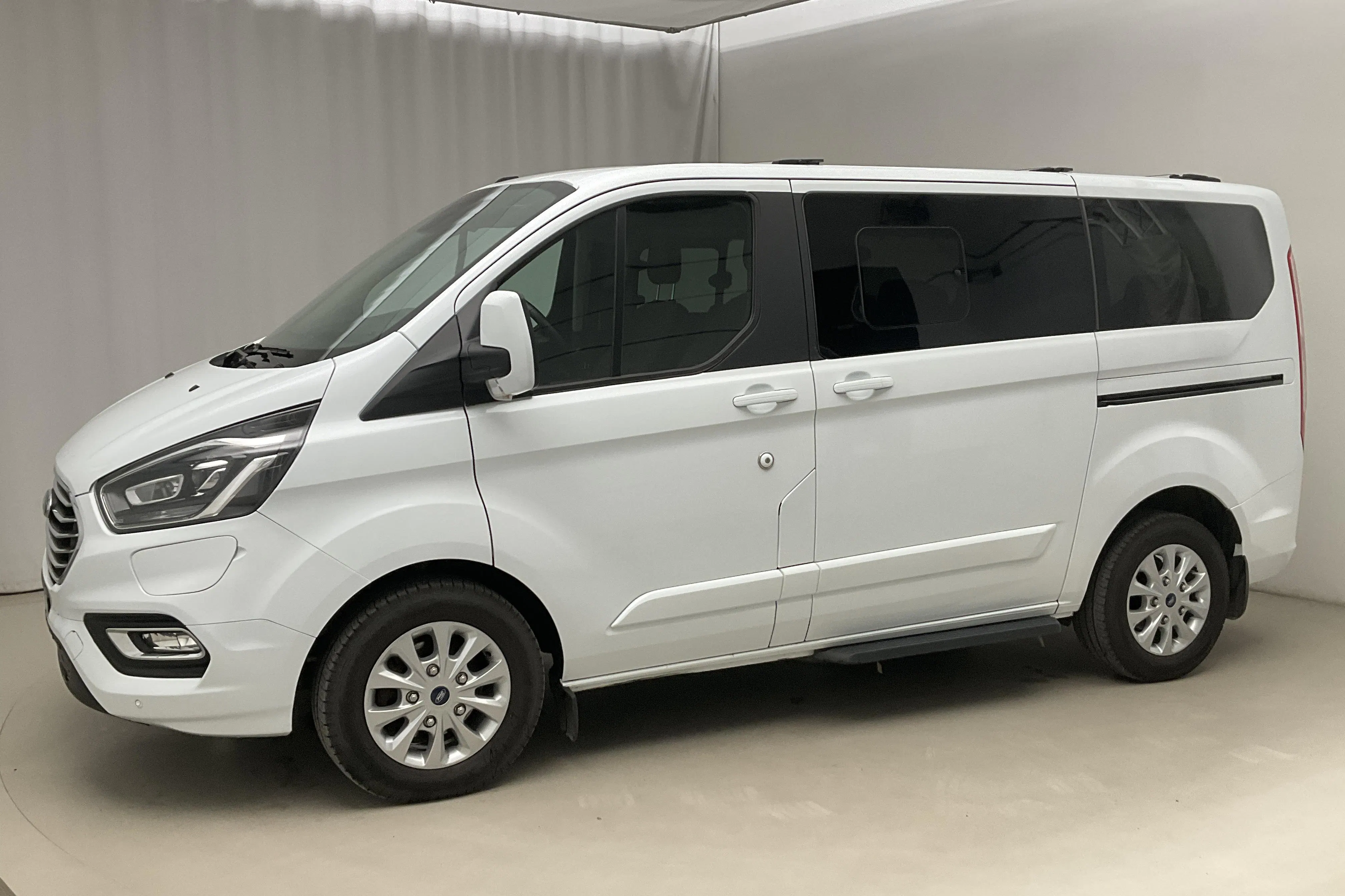 Presentationsfoto 2 av 22: Ford Tourneo Custom 340 PHEV (120hk) - 7 916 mil - Automat - vit - 2022