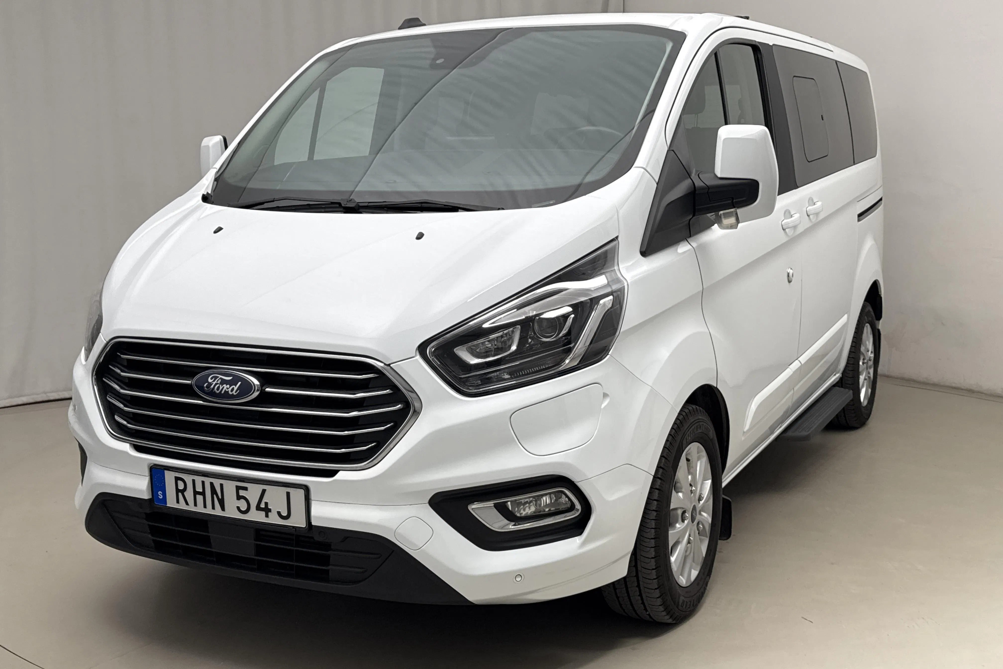 Presentationsfoto 1 av 20: Ford Tourneo Custom 340 PHEV (120hk) - 7 871 mil - Automat - vit - 2022