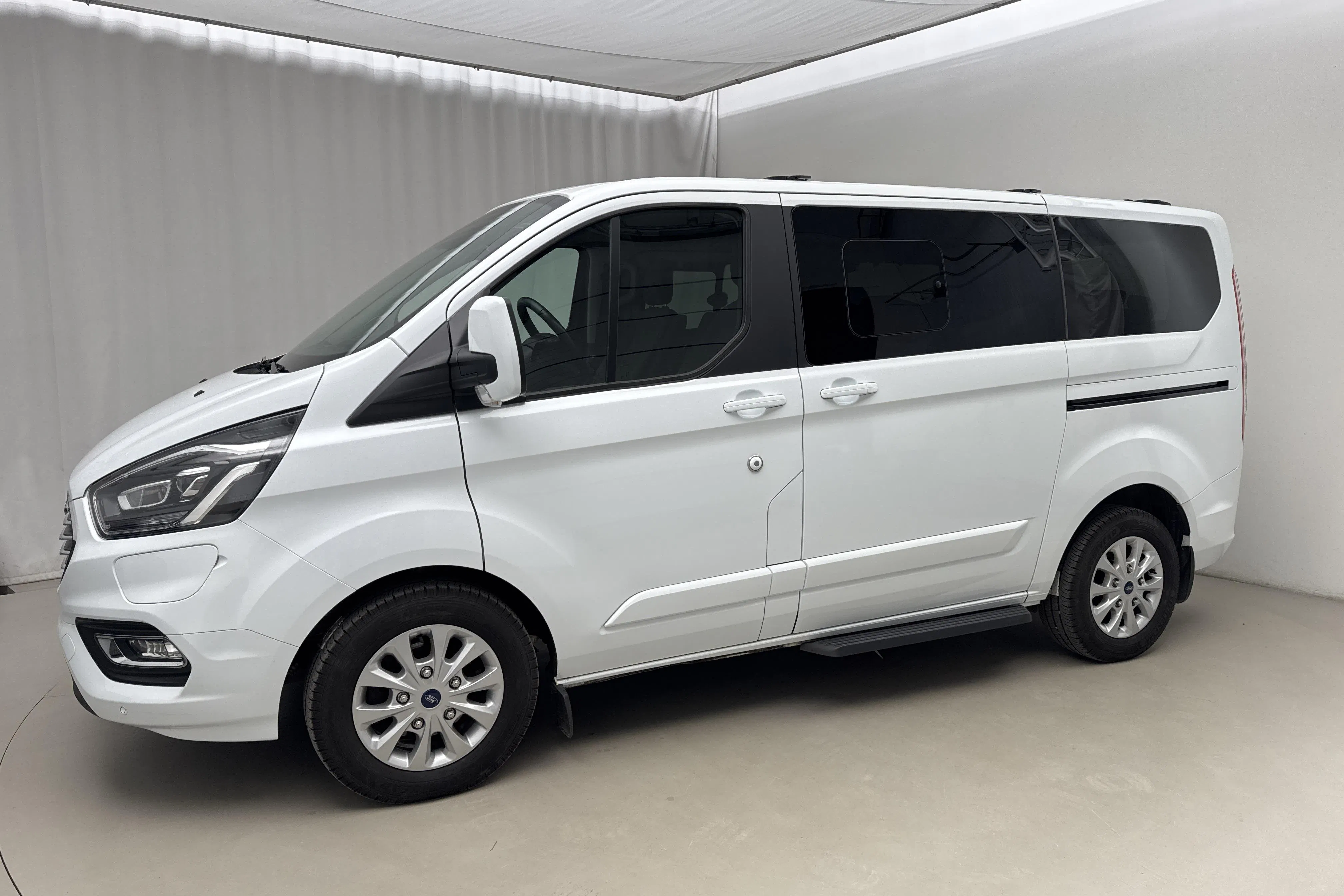 Presentationsfoto 2 av 20: Ford Tourneo Custom 340 PHEV (120hk) - 7 871 mil - Automat - vit - 2022