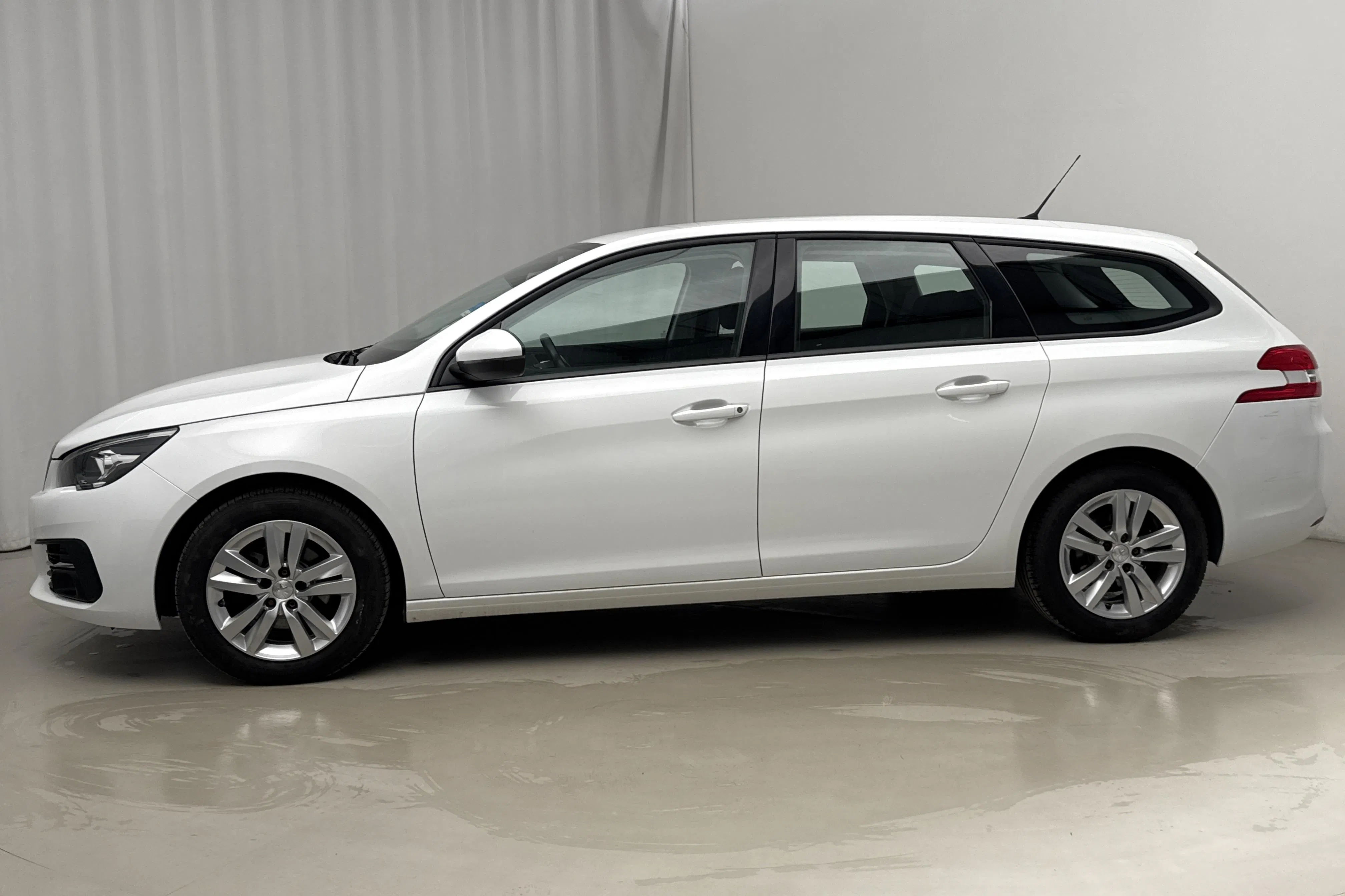 Zdjęcie prezentacyjne 2 z 14: Peugeot 308 SW BlueHDi (130hk) - 99 030 km - Automatyczna - biały - 2019