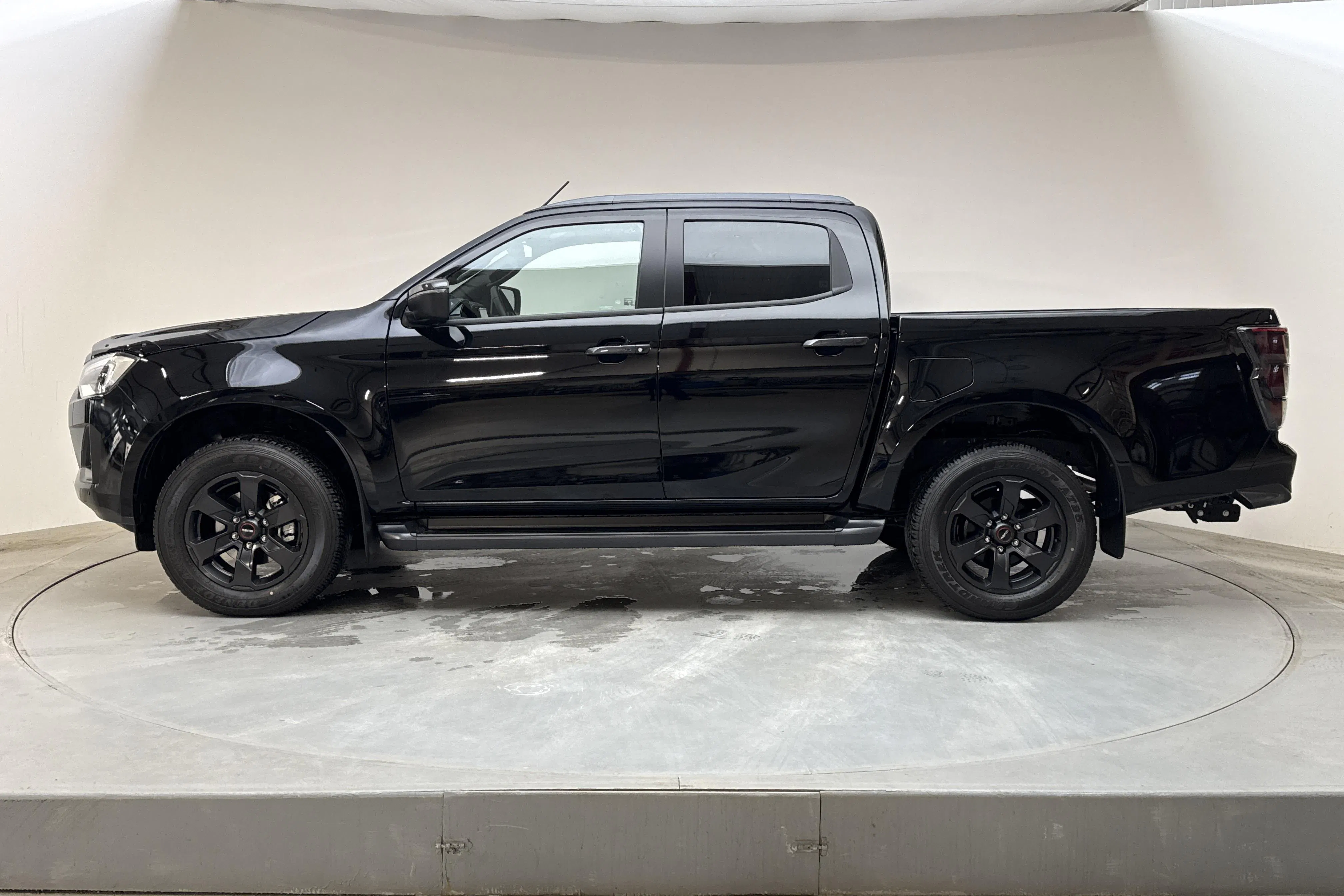 Presentation photo 2 of 12: Isuzu D-MAX 1.9 DDI 4WD (164hk) - 40 km - Automatic - black - 2024