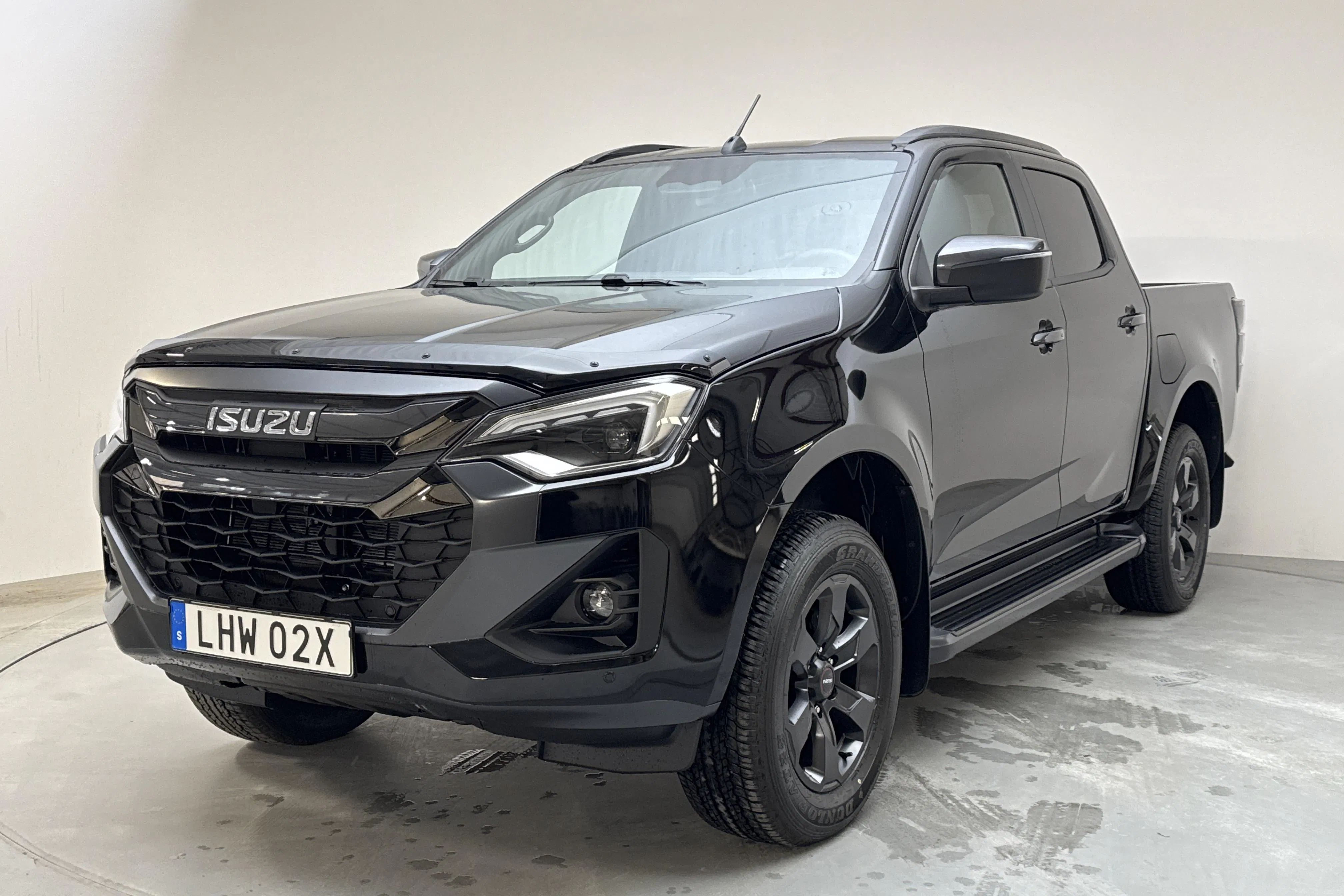 Presentation photo 1 of 12: Isuzu D-MAX 1.9 DDI 4WD (164hk) - 40 km - Automatic - black - 2024