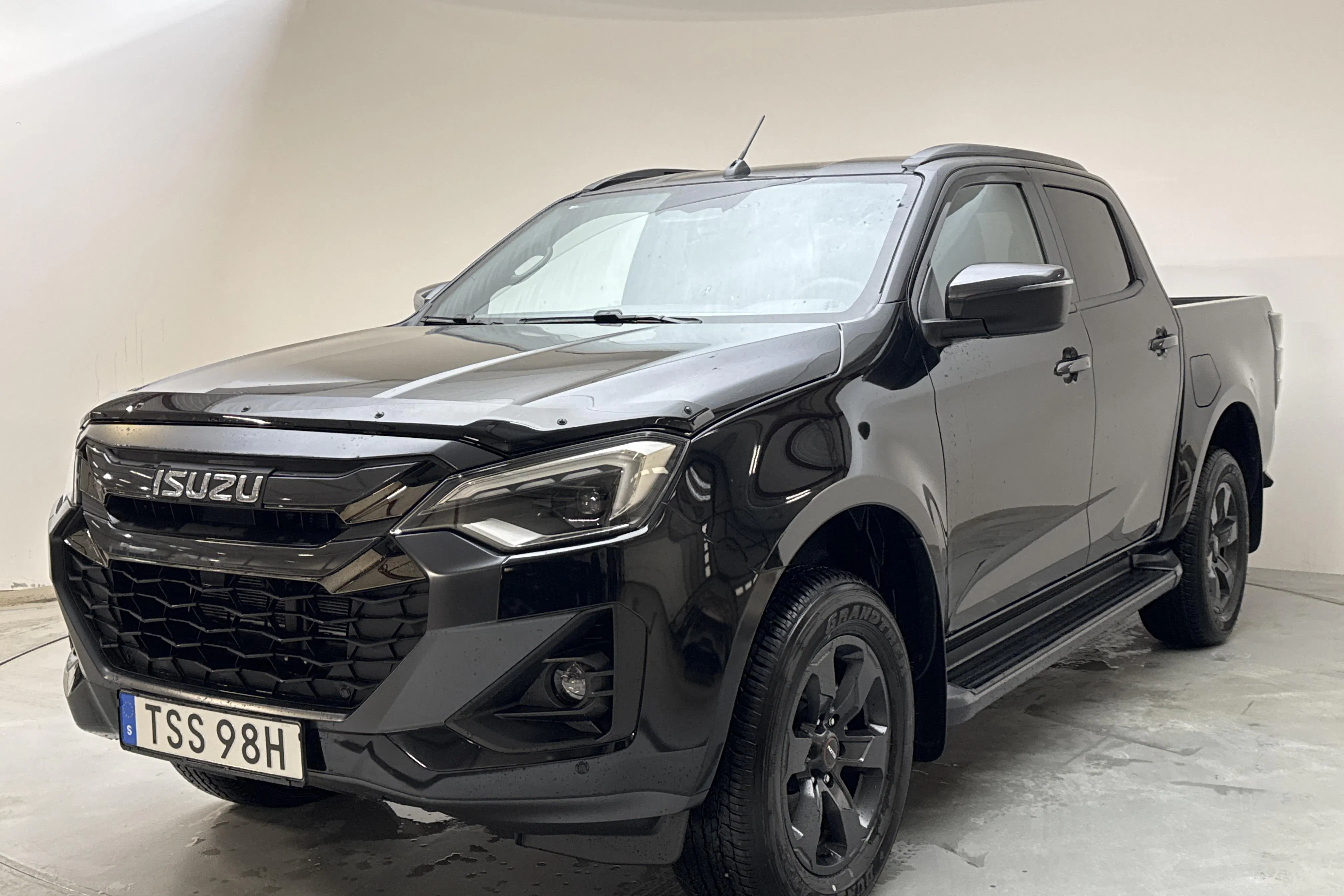 Presentation photo 1 of 13: Isuzu D-MAX 1.9 DDI CNG 4WD (164hk) - 40 km - Automatic - black - 2024