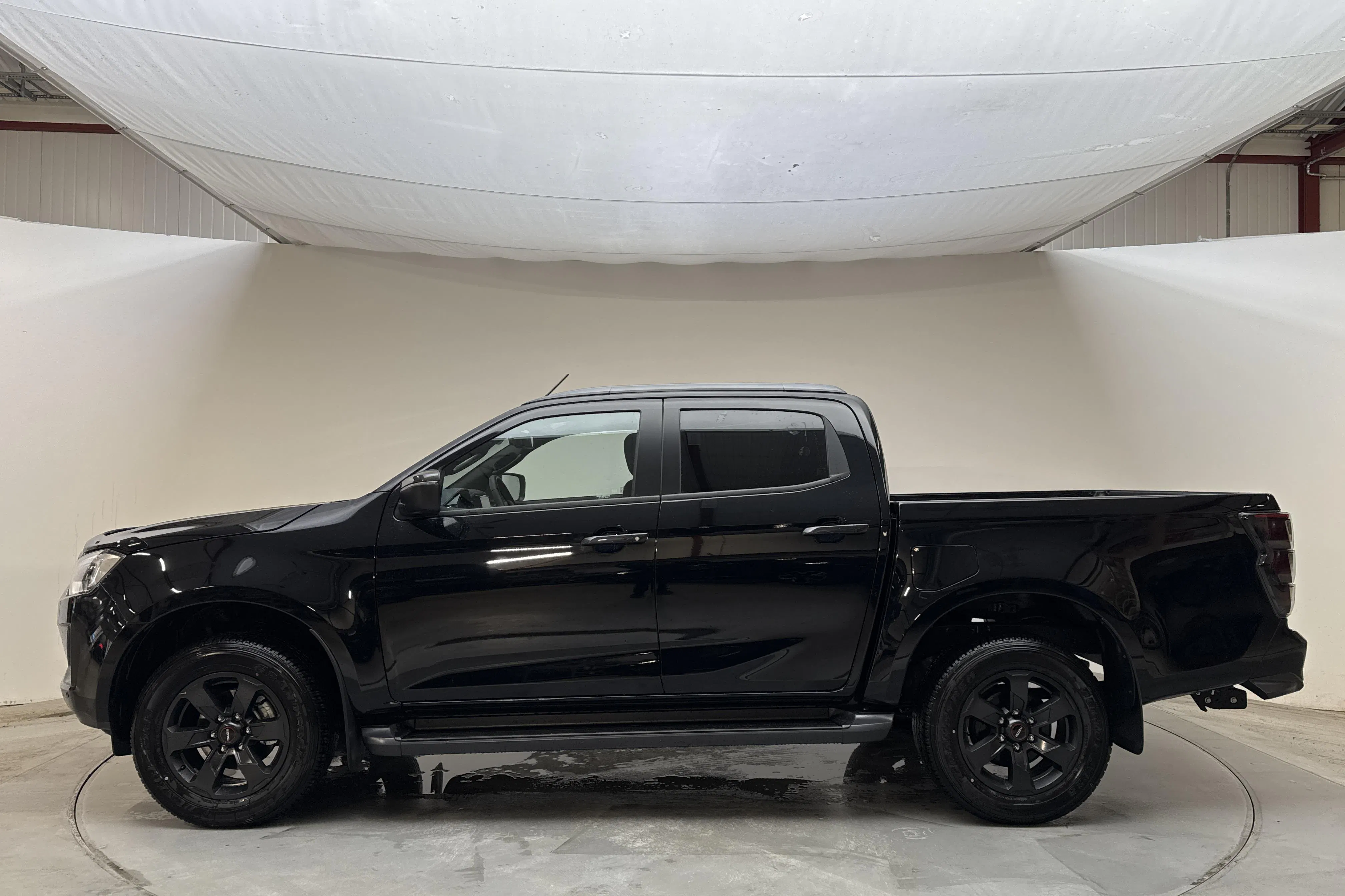Presentation photo 2 of 13: Isuzu D-MAX 1.9 DDI CNG 4WD (164hk) - 40 km - Automatic - black - 2024