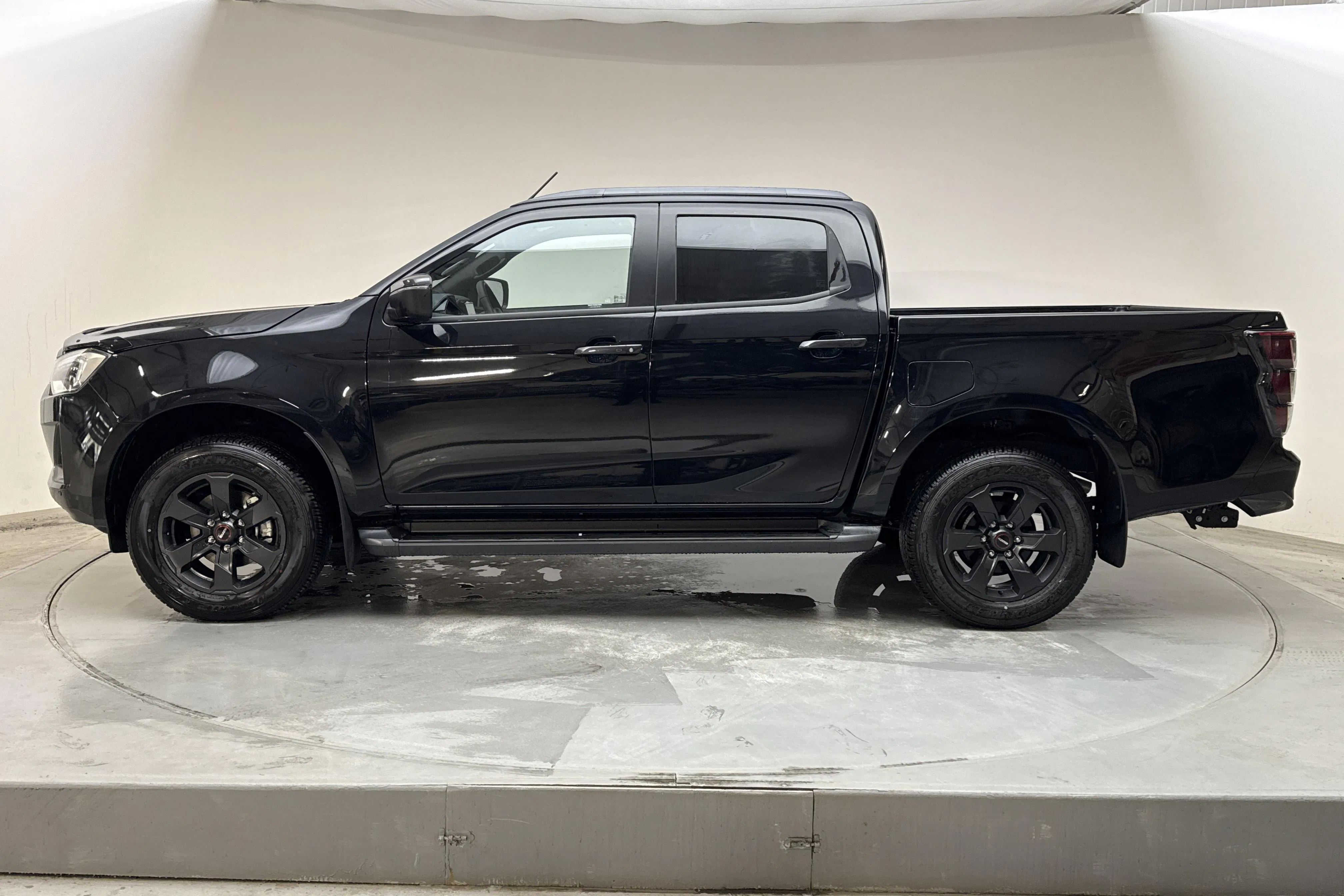 Presentation photo 2 of 15: Isuzu D-MAX 1.9 DDI 4WD (164hk) - 40 km - Automatic - black - 2024
