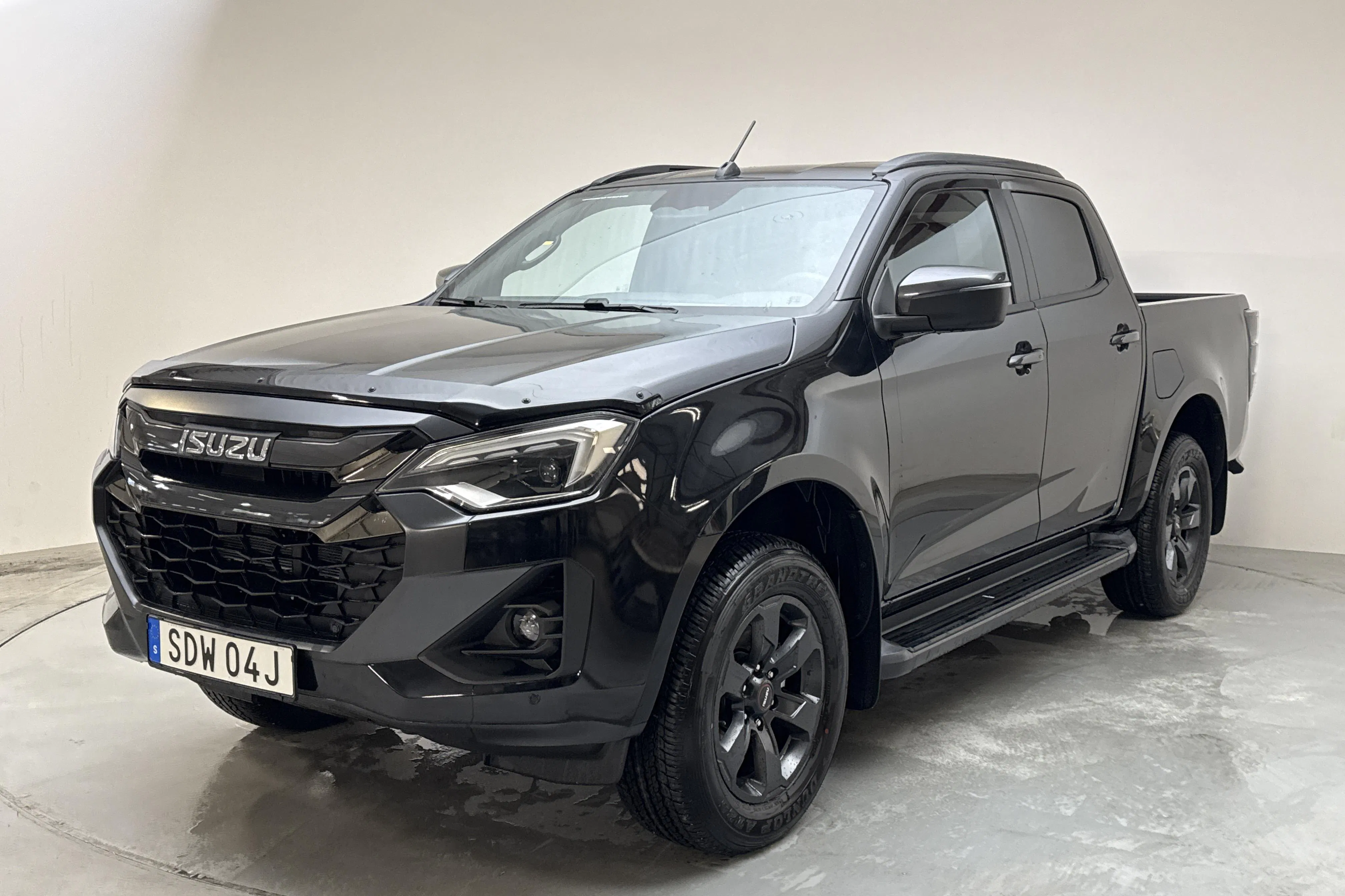 Presentation photo 1 of 15: Isuzu D-MAX 1.9 DDI 4WD (164hk) - 40 km - Automatic - black - 2024