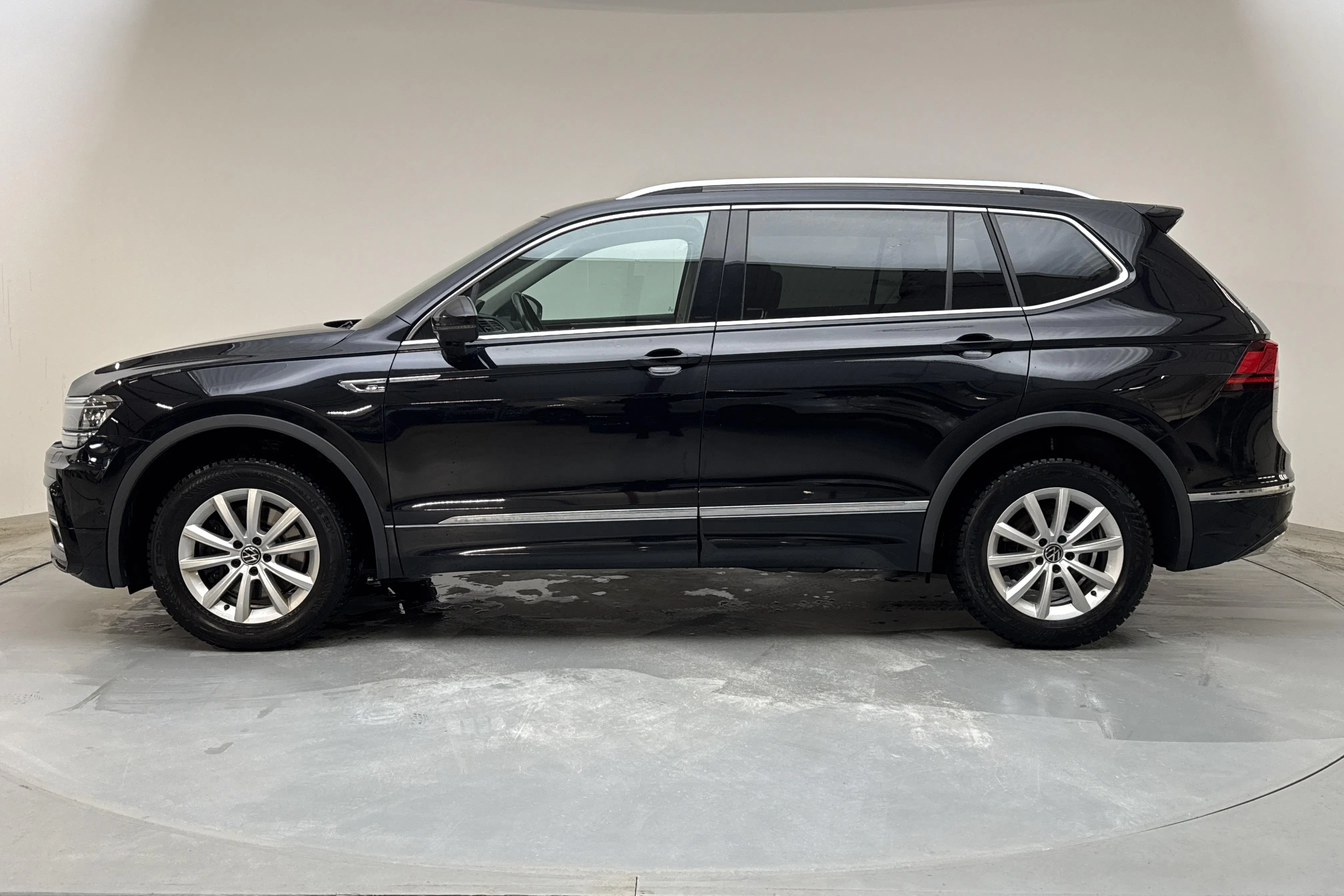 Zdjęcie prezentacyjne 2 z 15: VW Tiguan Allspace 2.0 TDI 4MOTION (200hk) - 102 350 km - Automatyczna - czarny - 2021