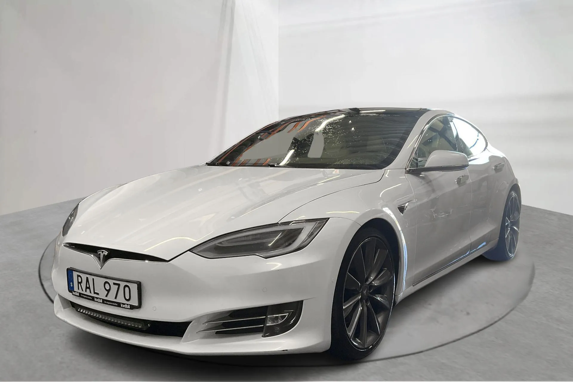 Presentation photo 1 of 21: Tesla Model S 75 - 199 060 km - Automatic - white - 2017