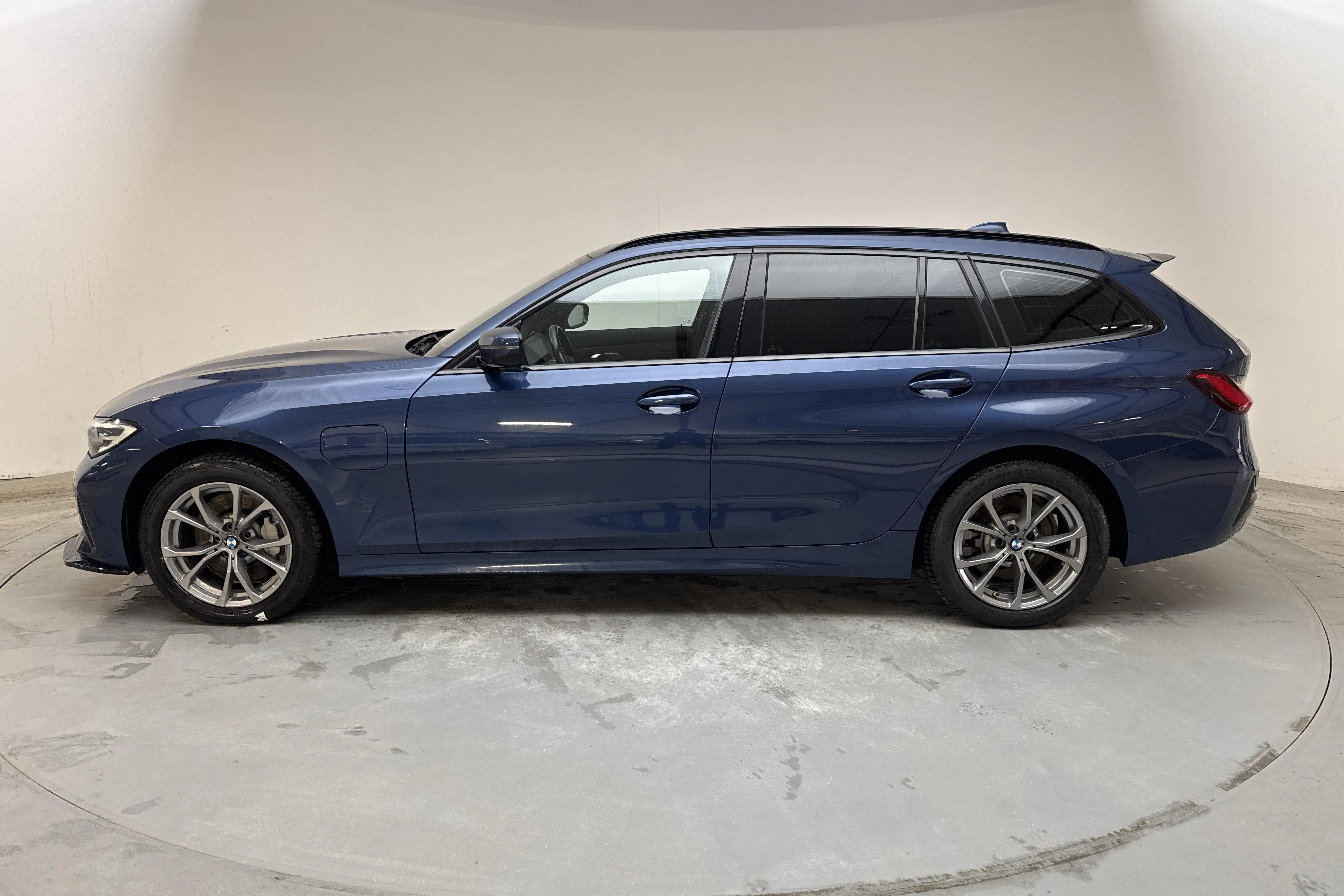 Presentationsfoto 2 av 15: BMW 330e xDrive Touring, G21 (292hk) - 10 459 mil - Automat - blå - 2021