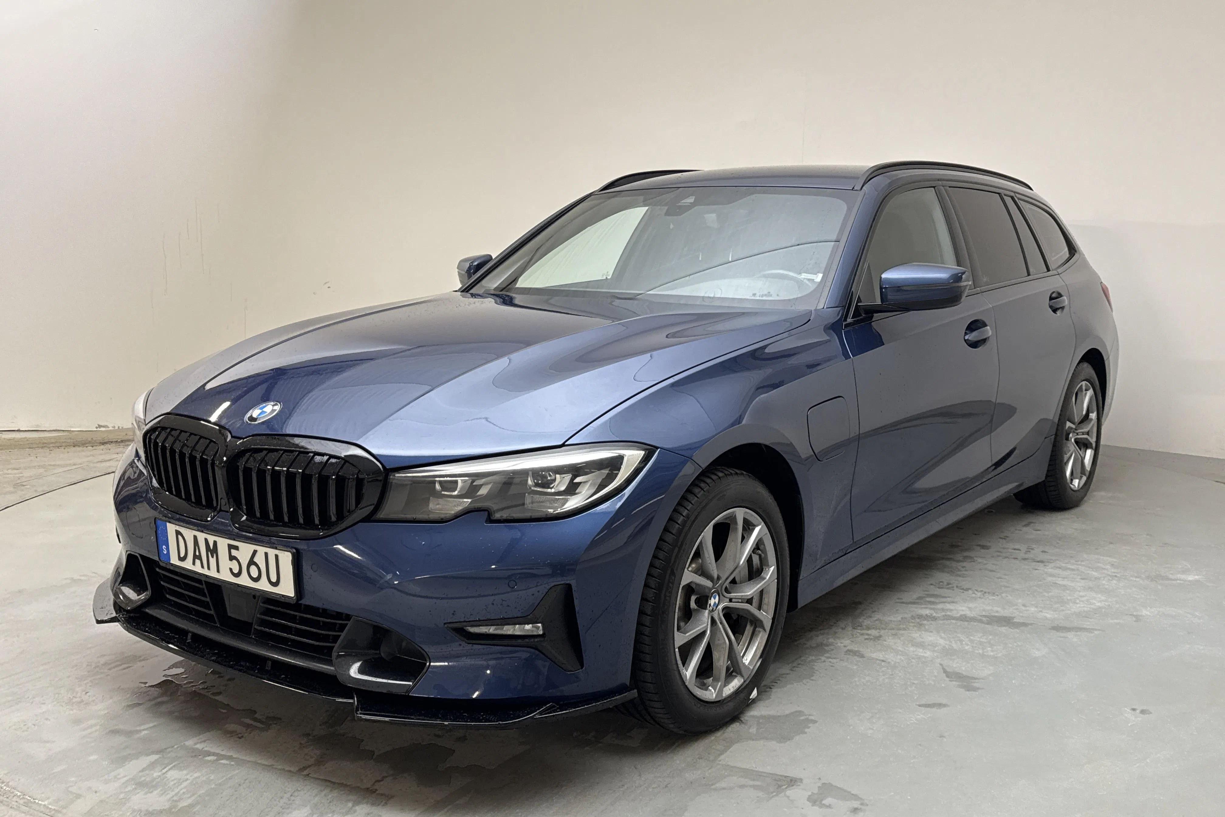 Presentationsfoto 1 av 15: BMW 330e xDrive Touring, G21 (292hk) - 10 459 mil - Automat - blå - 2021