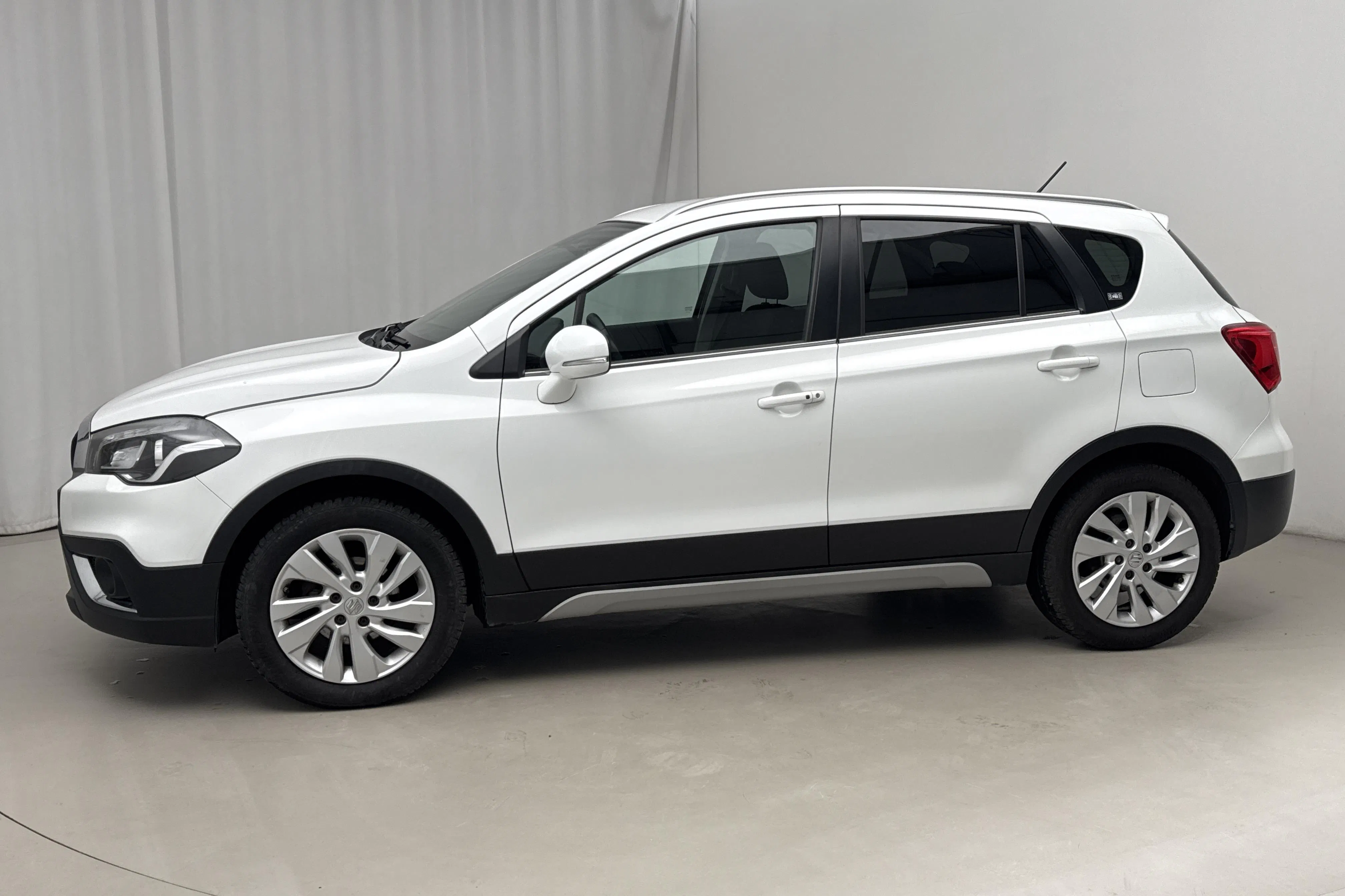 Presentationsfoto 2 av 15: Suzuki S-Cross 1.0T Allgrip 4x4 (112hk) - 14 152 mil - Automat - vit - 2017