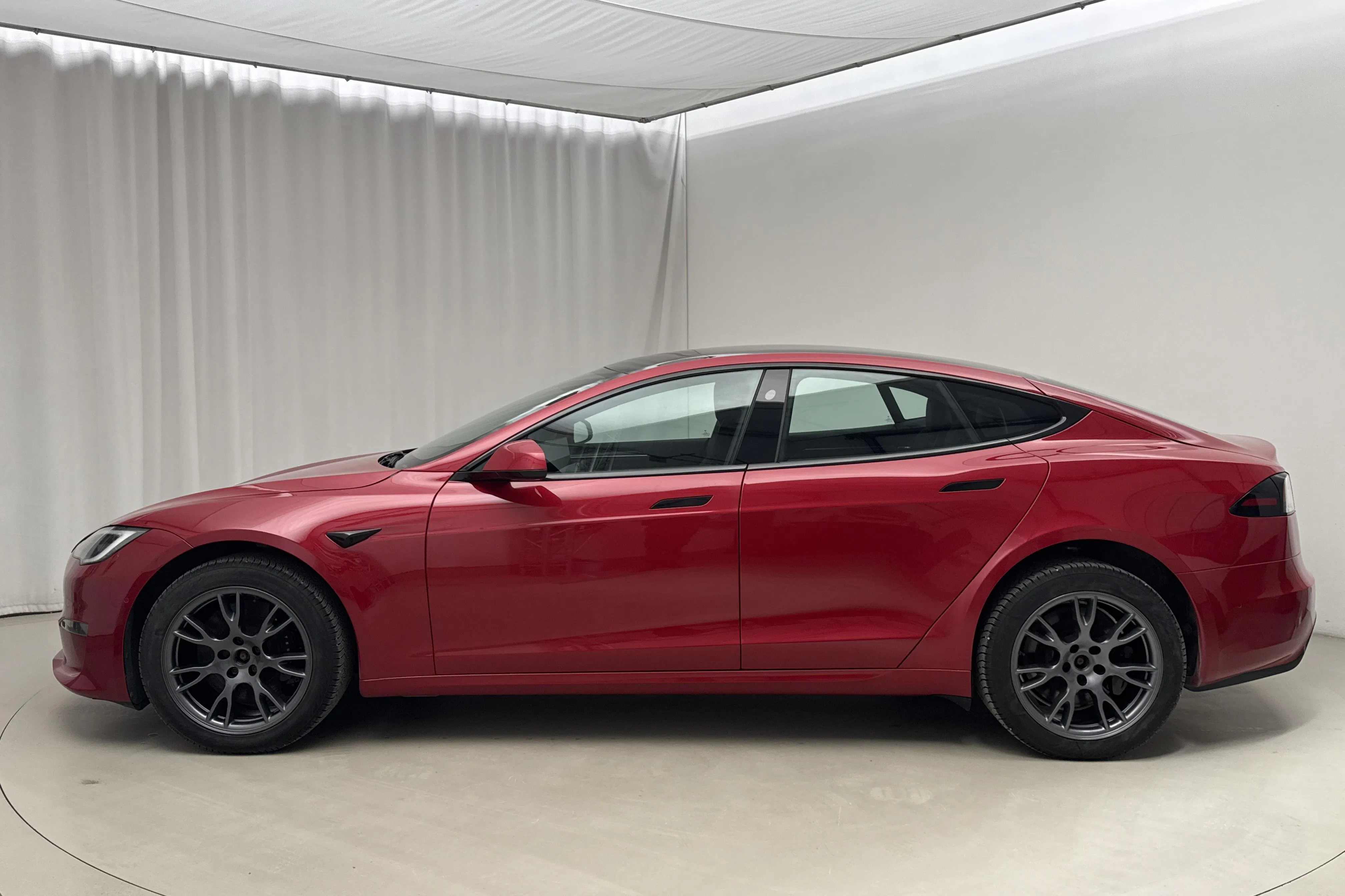 Presentationsfoto 2 av 27: Tesla Model S Dual Motor Long Range AWD - 6 784 mil - Automat - röd - 2023