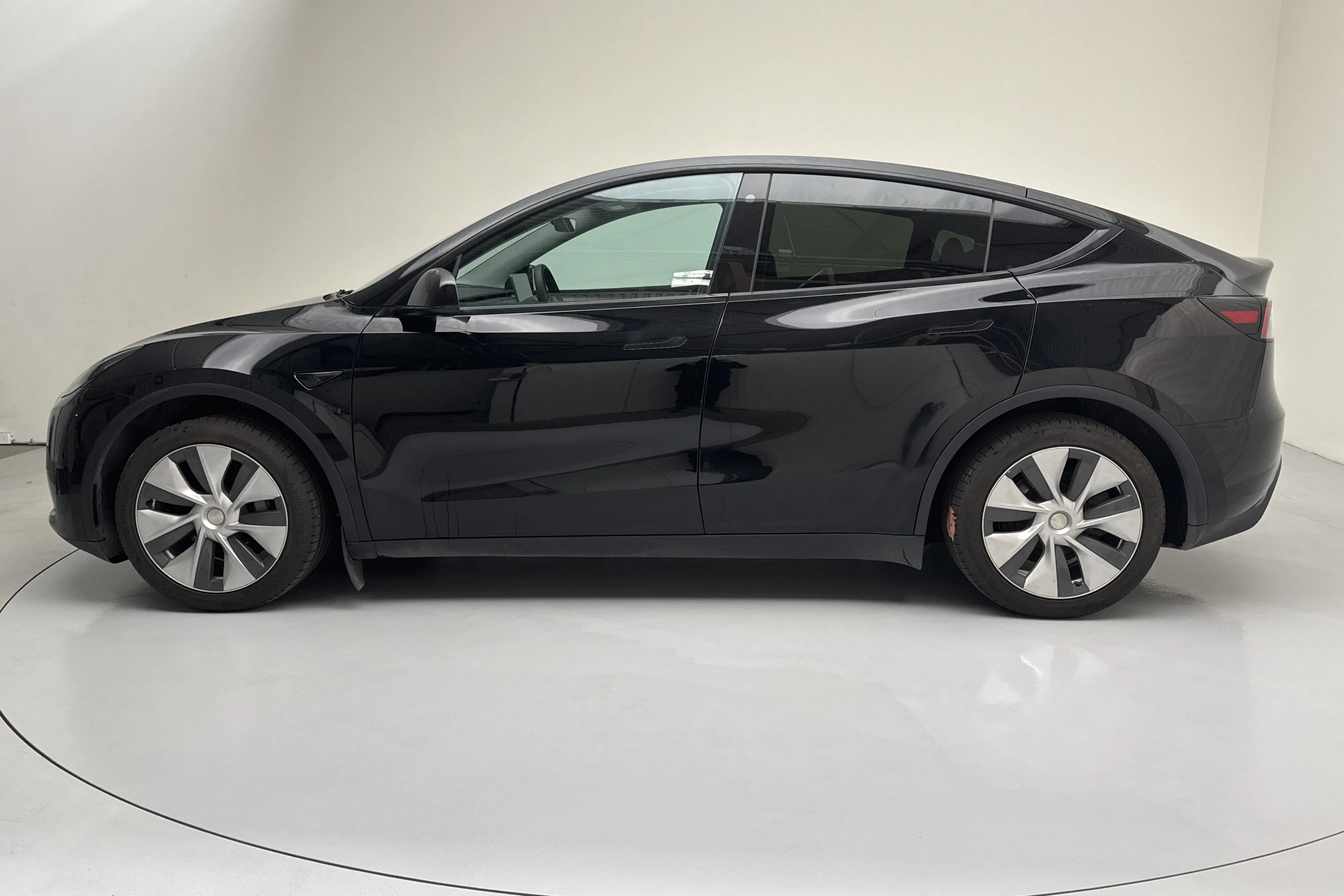 Presentationsfoto 2 av 20: Tesla Model Y RWD - 16 730 mil - Automat - svart - 2023