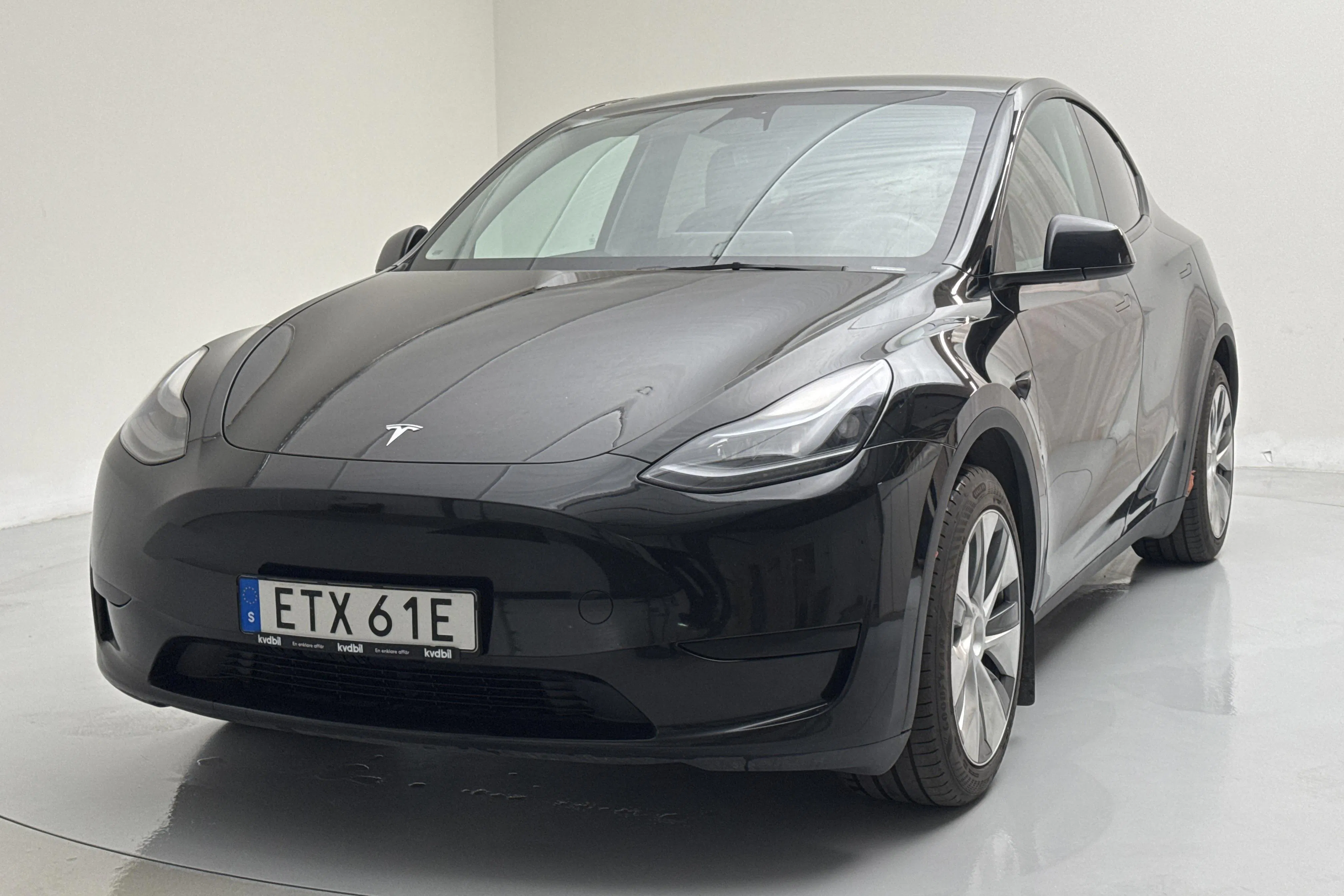 Presentationsfoto 1 av 20: Tesla Model Y RWD - 16 730 mil - Automat - svart - 2023