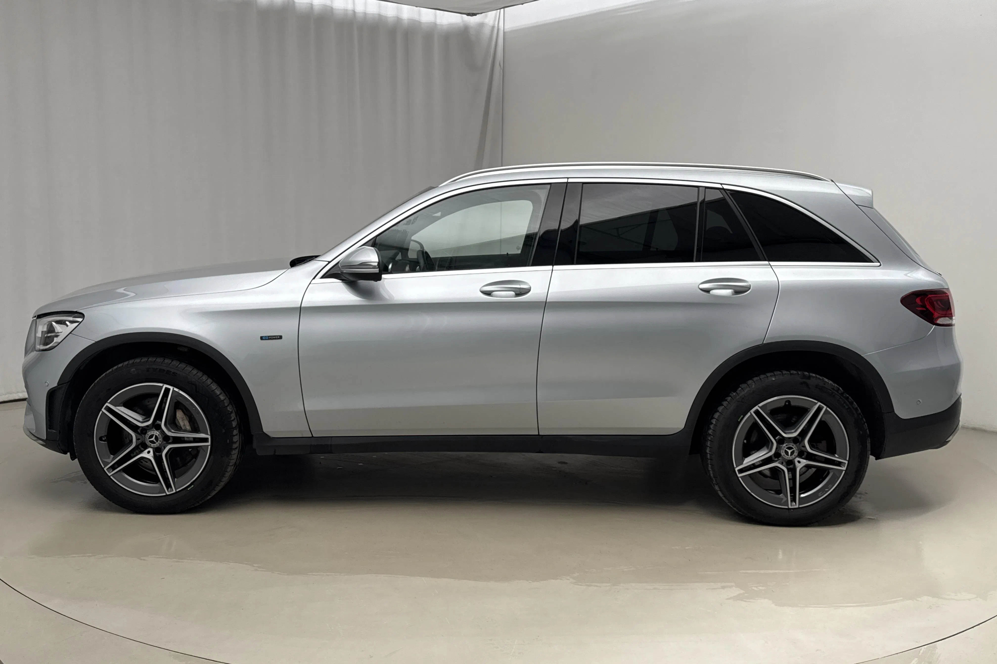 Presentationsfoto 2 av 25: Mercedes GLC 300 e 4MATIC X253 (333hk) - 10 513 mil - Automat - silver - 2021