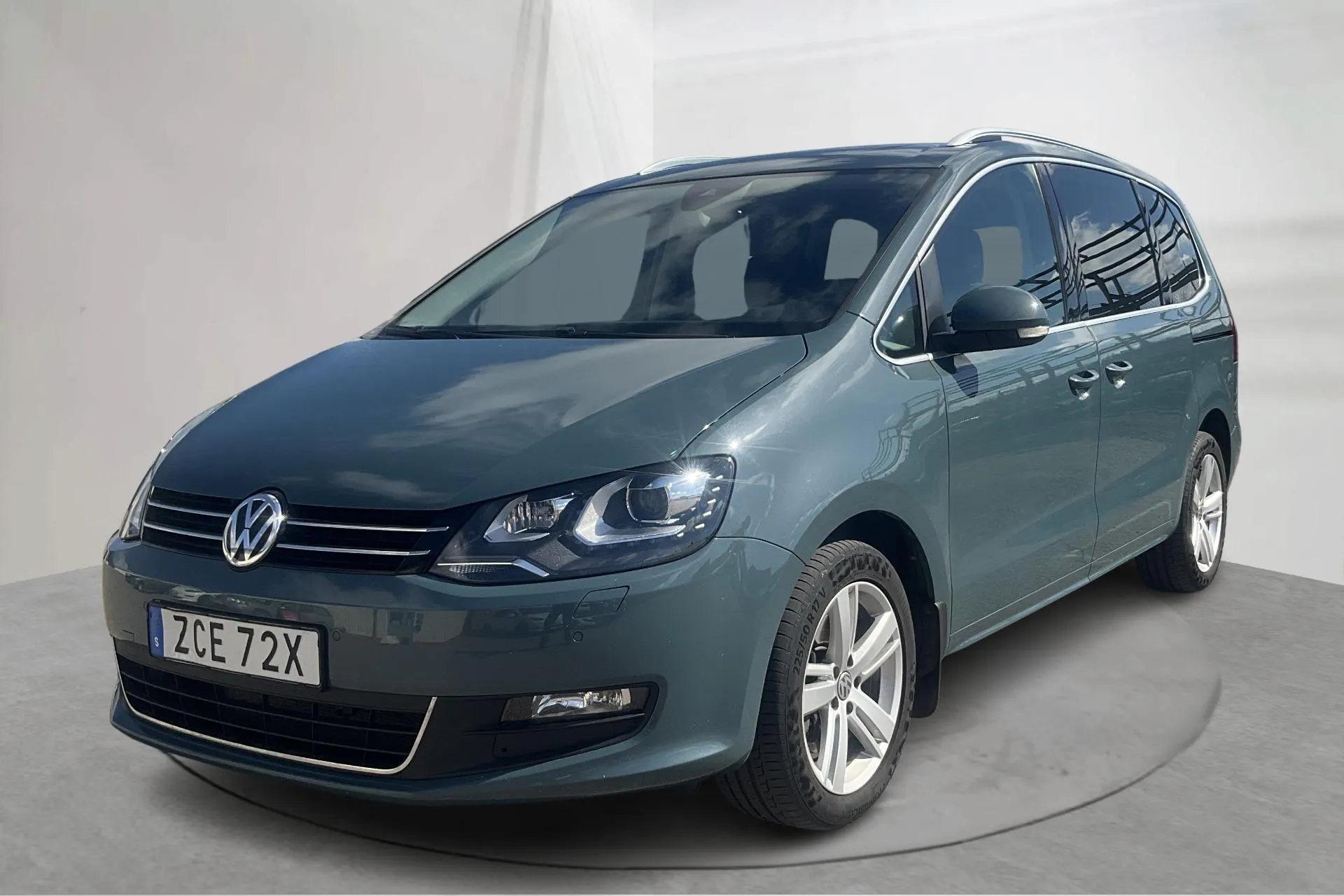 Presentationsfoto 1 av 16: VW Sharan 2.0 TDI (150hk) - 19 147 mil - Manuell - blå - 2019