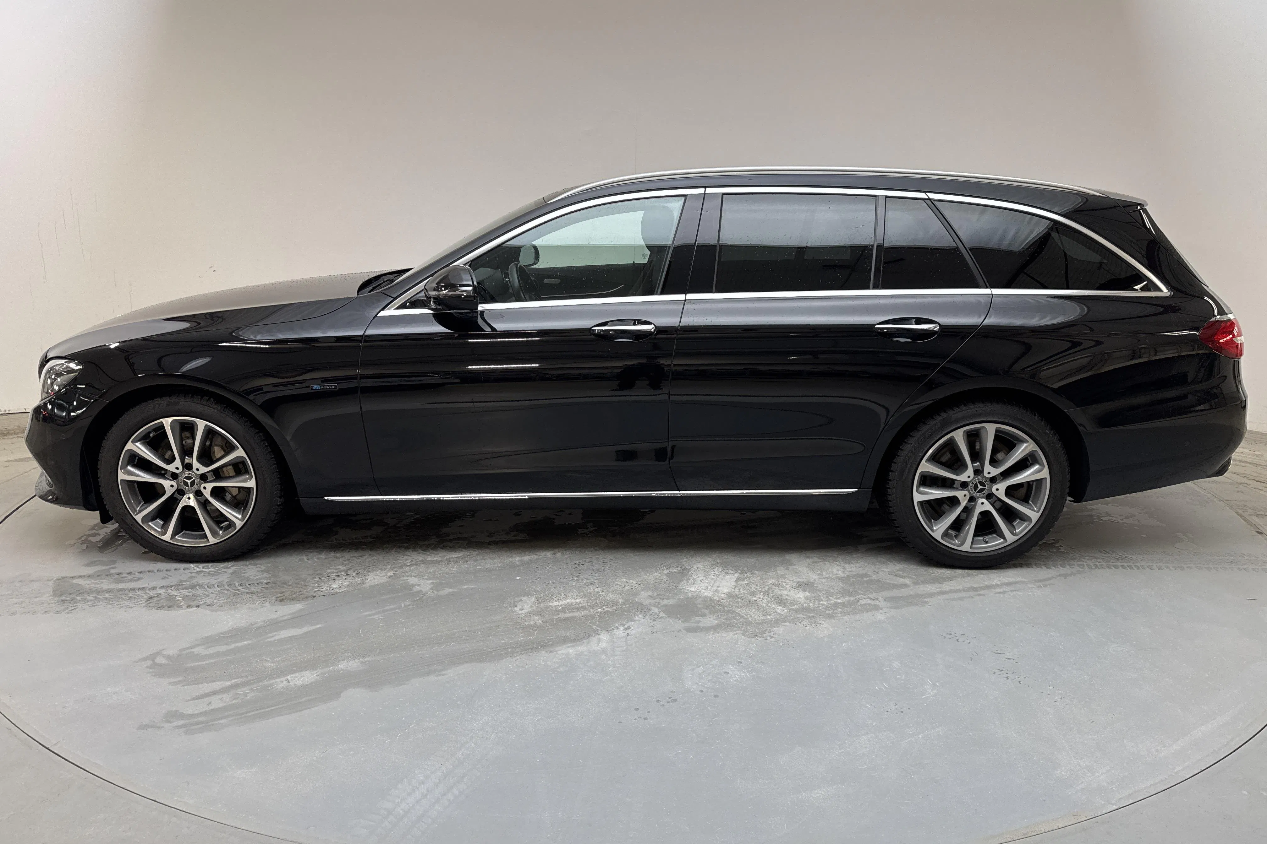 Presentationsfoto 2 av 18: Mercedes E 300 de Kombi S213 (316hk) - 24 035 mil - Automat - svart - 2020