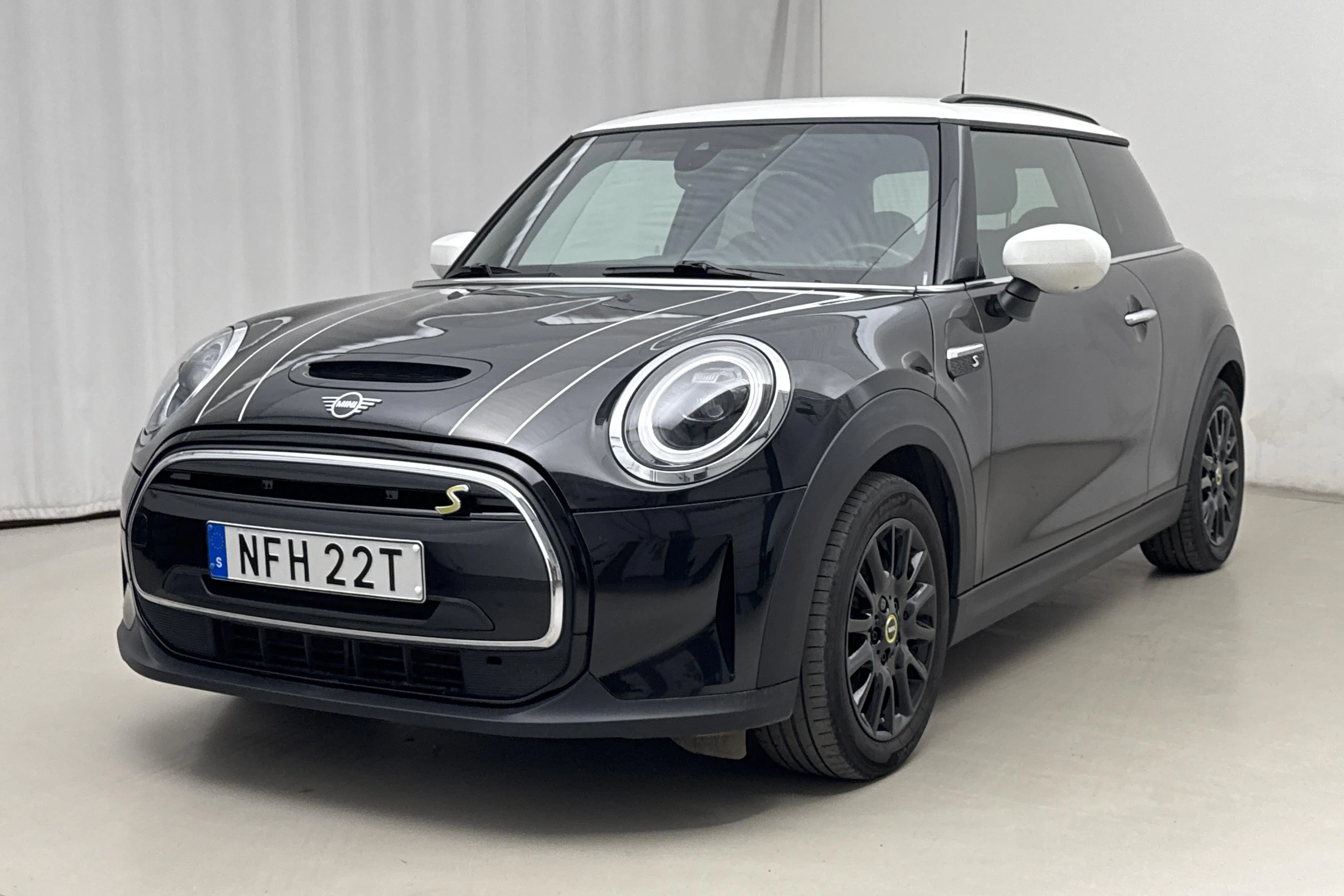 Presentationsfoto 1 av 21: MINI Cooper SE, F56 LCI (184hk) - 5 398 mil - Automat - svart - 2023