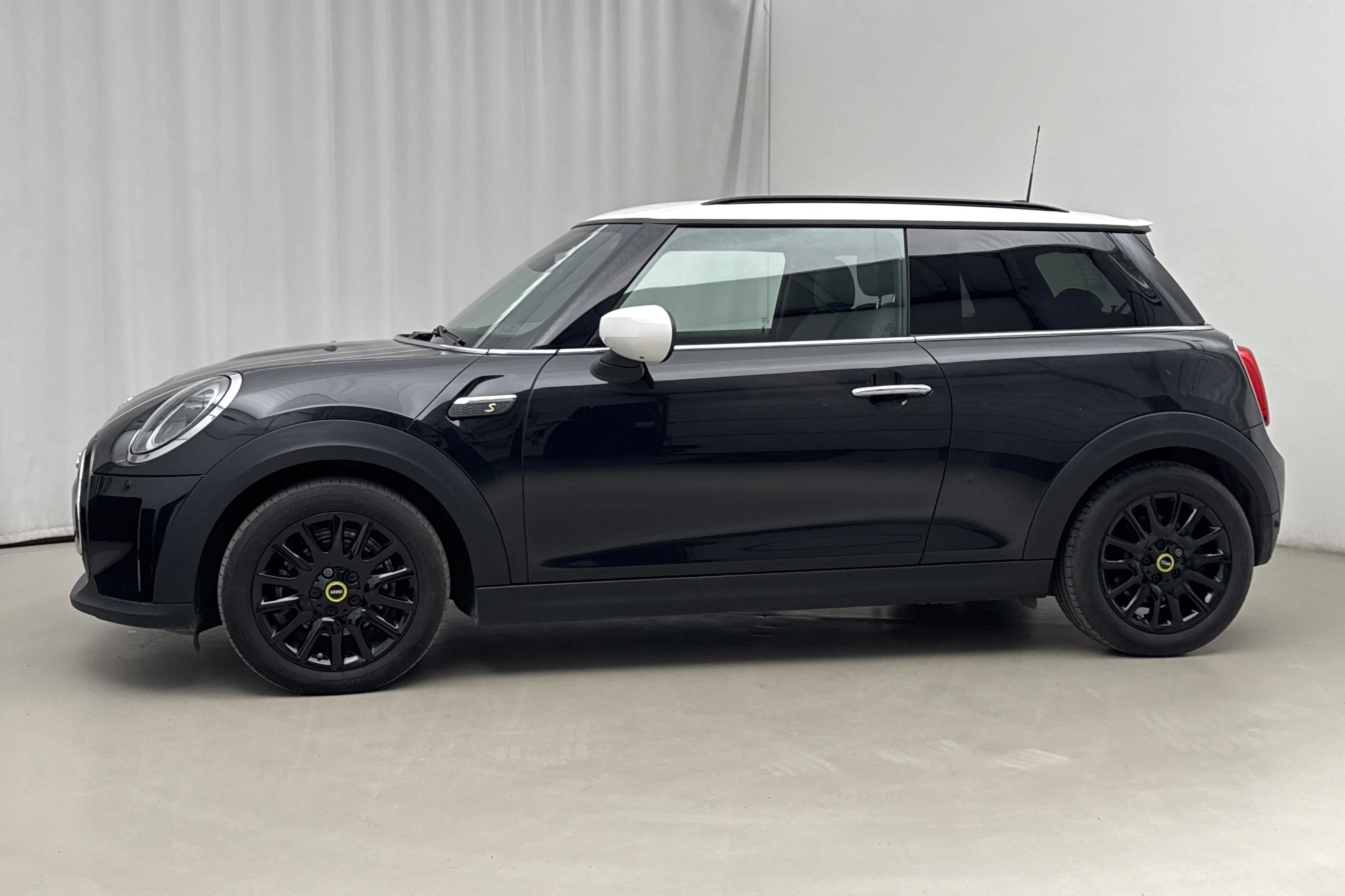 Presentationsfoto 2 av 21: MINI Cooper SE, F56 LCI (184hk) - 5 398 mil - Automat - svart - 2023