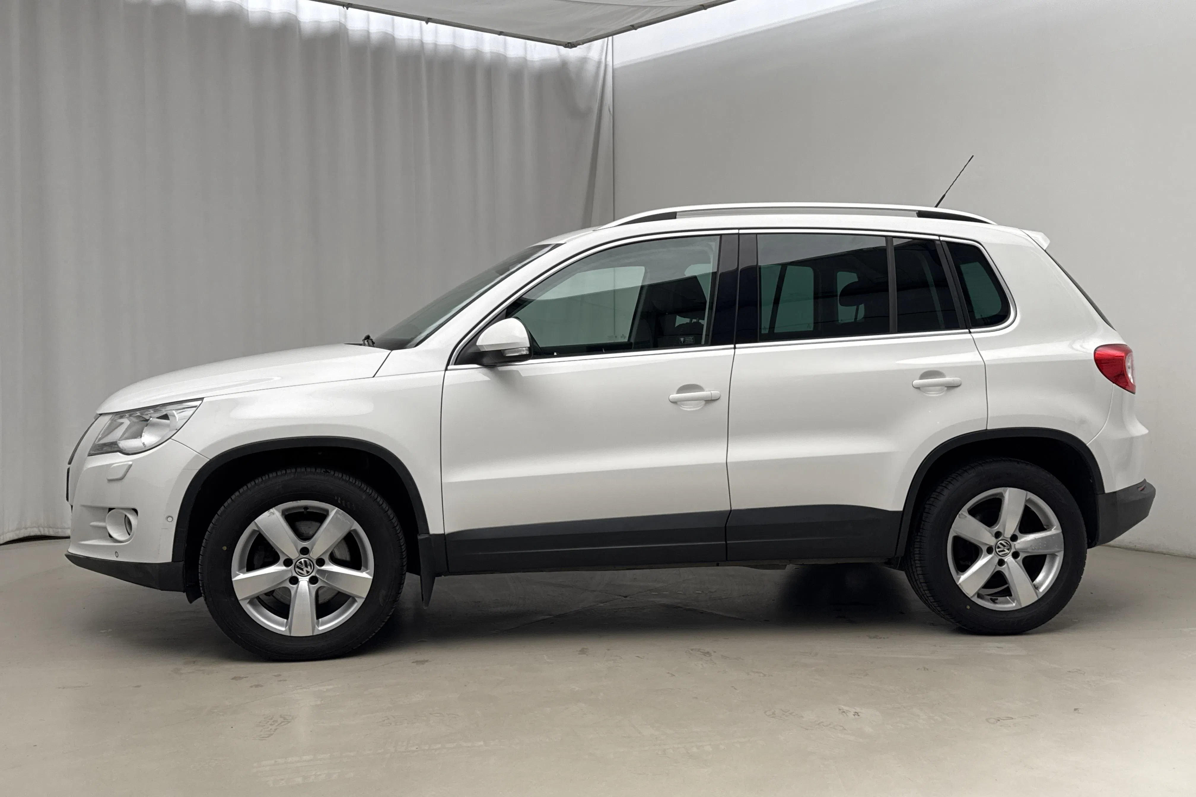 Presentationsfoto 2 av 15: VW Tiguan 2.0 TDI (140hk) - 16 329 mil - Automat - vit - 2010