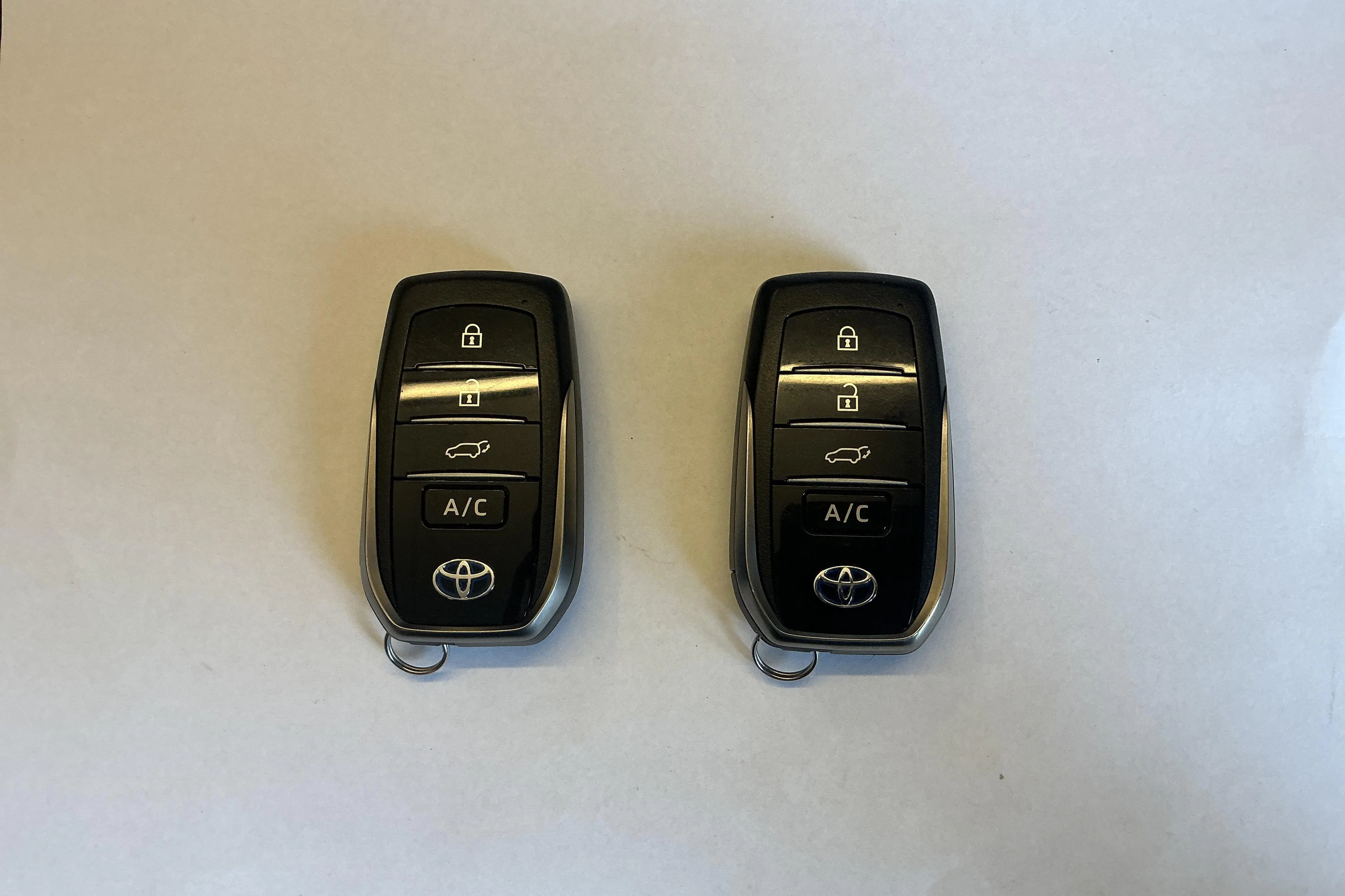 Presentationsfoto 18 av 18: Toyota RAV4 2.5 Plug-in Hybrid AWDi (306hk) - 9 654 mil - Automat - vit - 2022