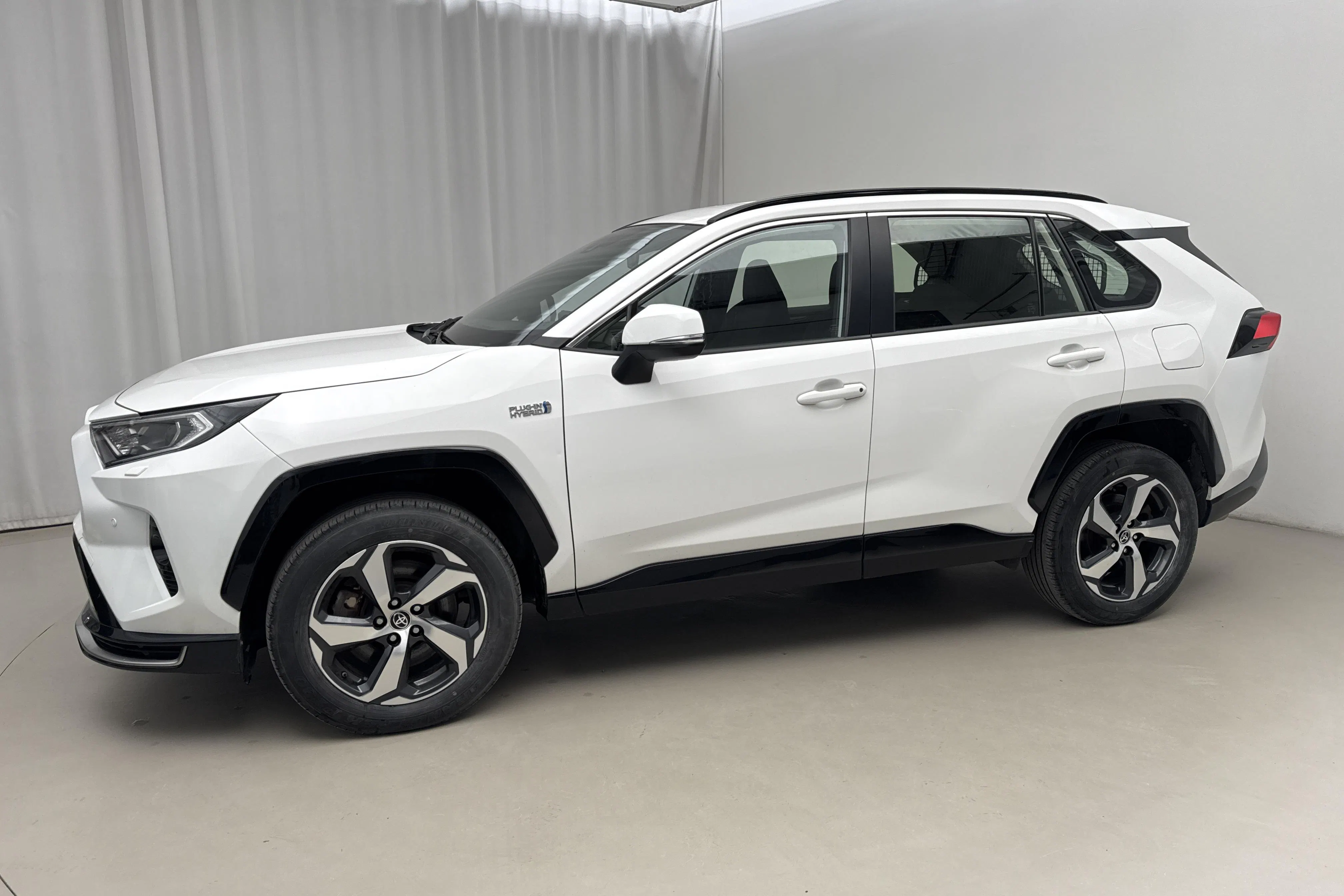 Presentationsfoto 2 av 18: Toyota RAV4 2.5 Plug-in Hybrid AWDi (306hk) - 9 654 mil - Automat - vit - 2022