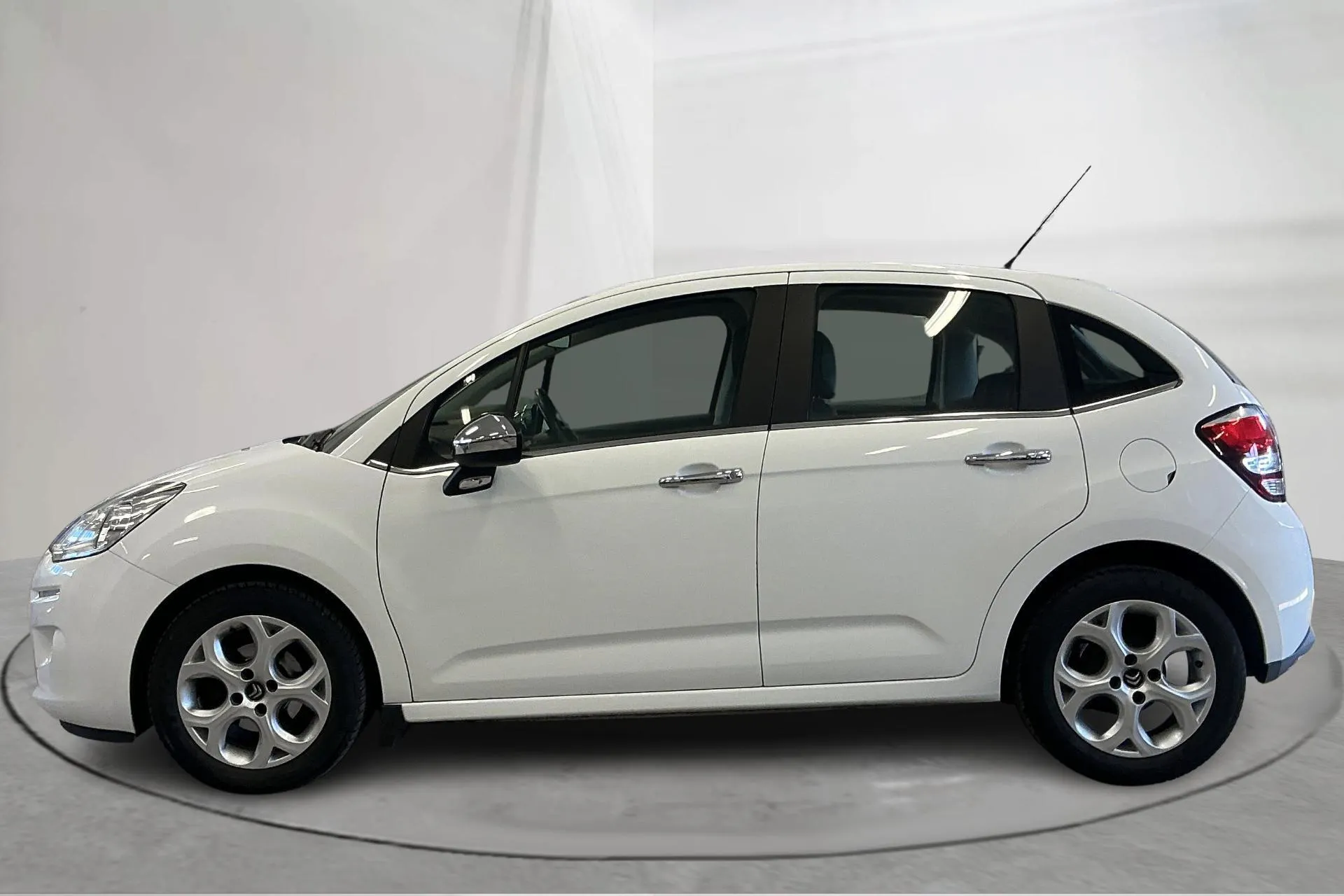 Presentation photo 2 of 12: Citroën C3 1.2 VTi (82hk) - 68 730 km - Manual - white - 2013