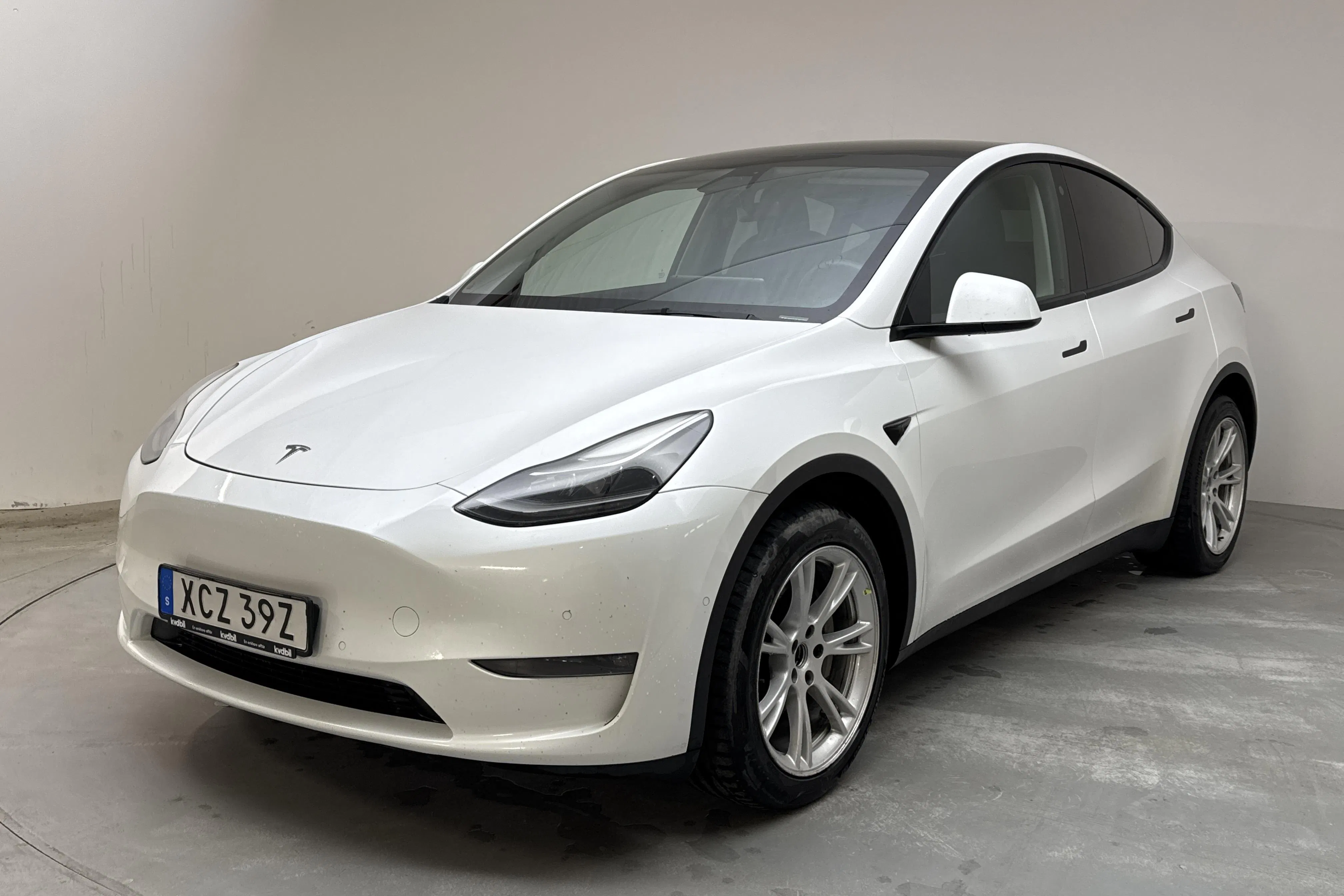 Presentationsfoto 1 av 19: Tesla Model Y Long Range Dual Motor AWD - 9 979 mil - Automat - vit - 2022