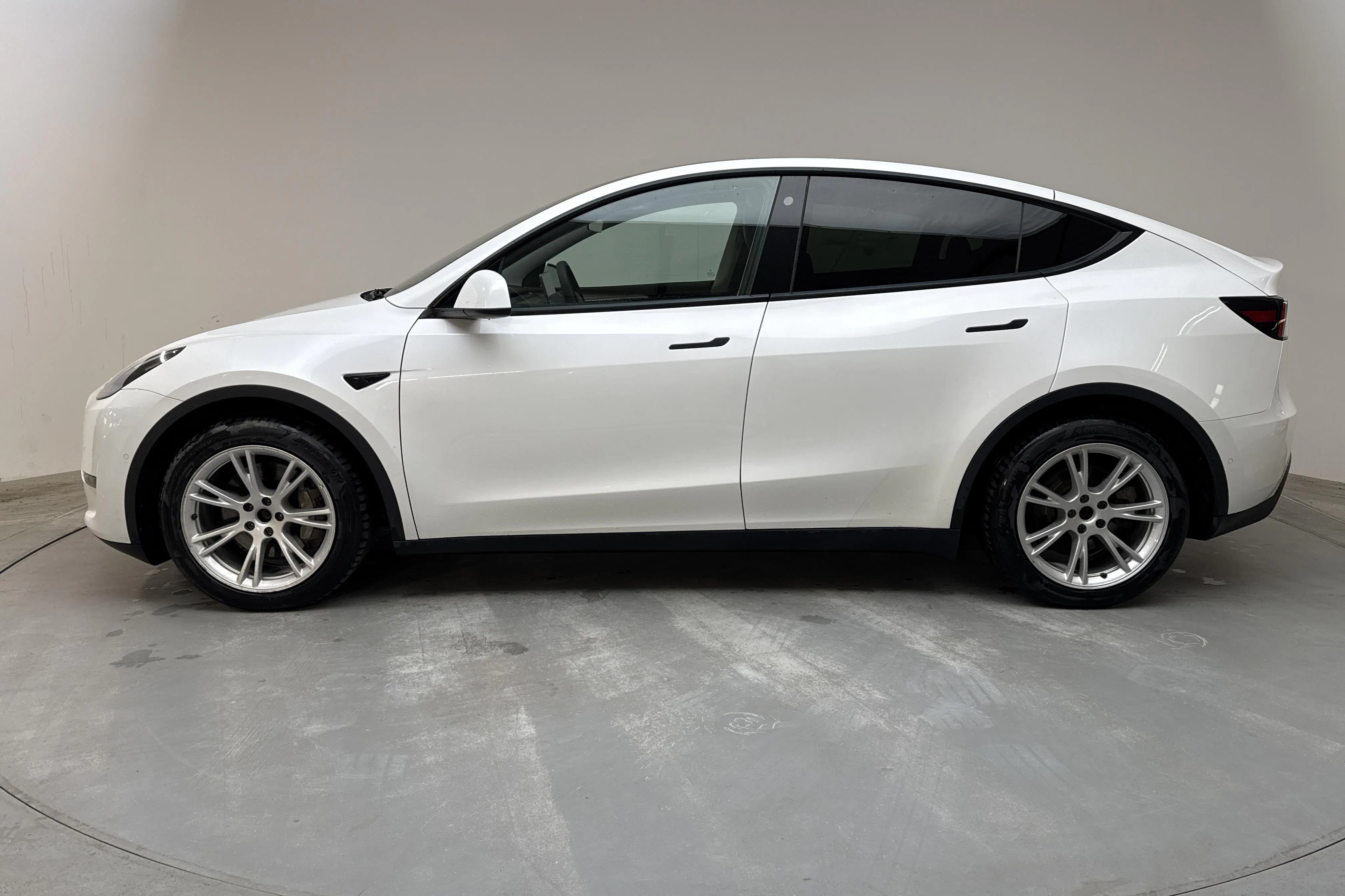 Presentationsfoto 2 av 19: Tesla Model Y Long Range Dual Motor AWD - 9 979 mil - Automat - vit - 2022