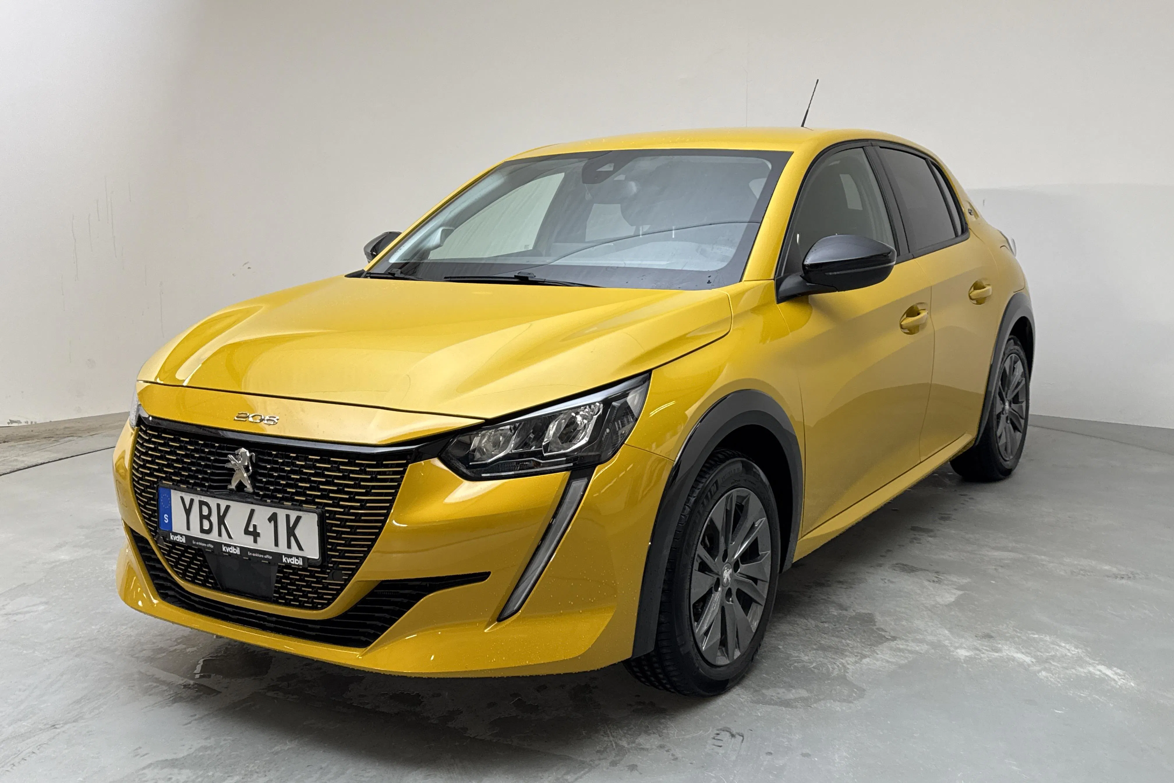 Presentationsfoto 1 av 15: Peugeot e-208 50kWh 5dr (136hk) - 2 818 mil - Automat - gul - 2022