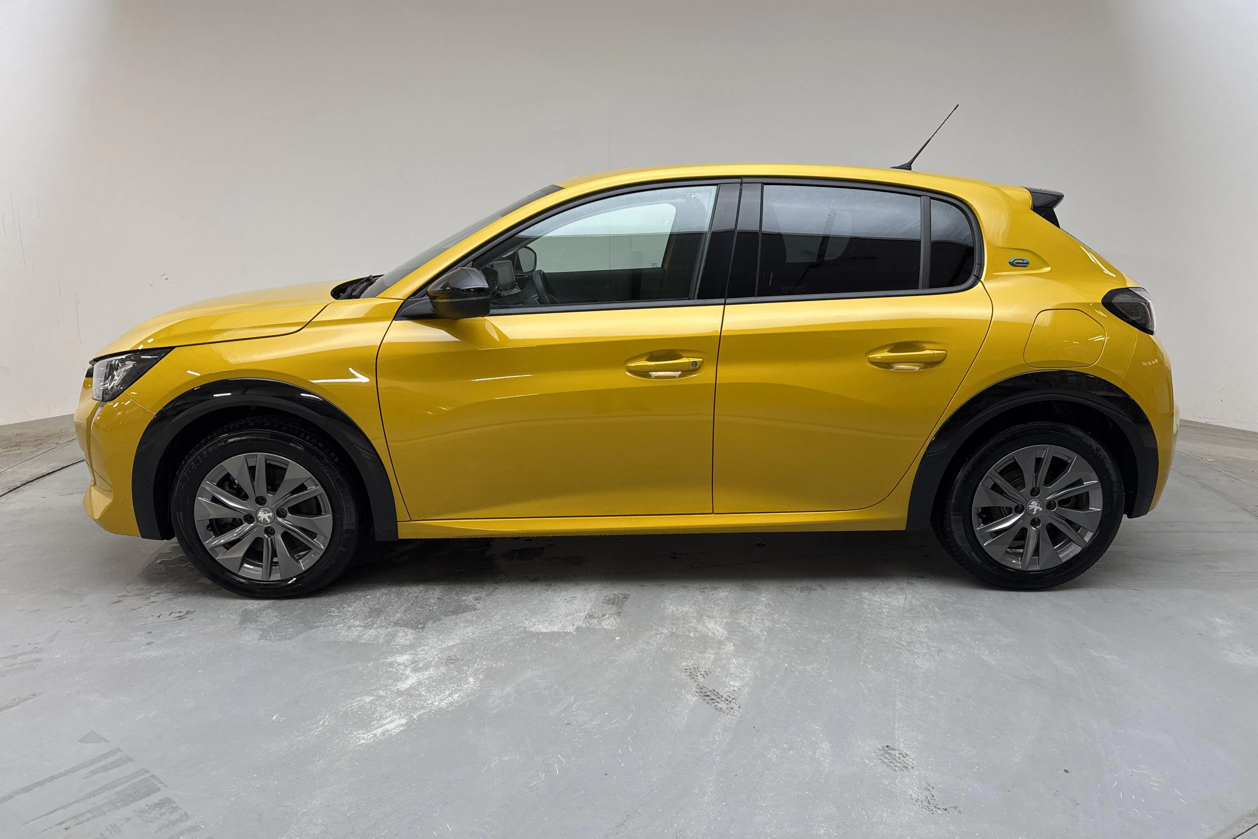 Presentationsfoto 2 av 15: Peugeot e-208 50kWh 5dr (136hk) - 2 818 mil - Automat - gul - 2022