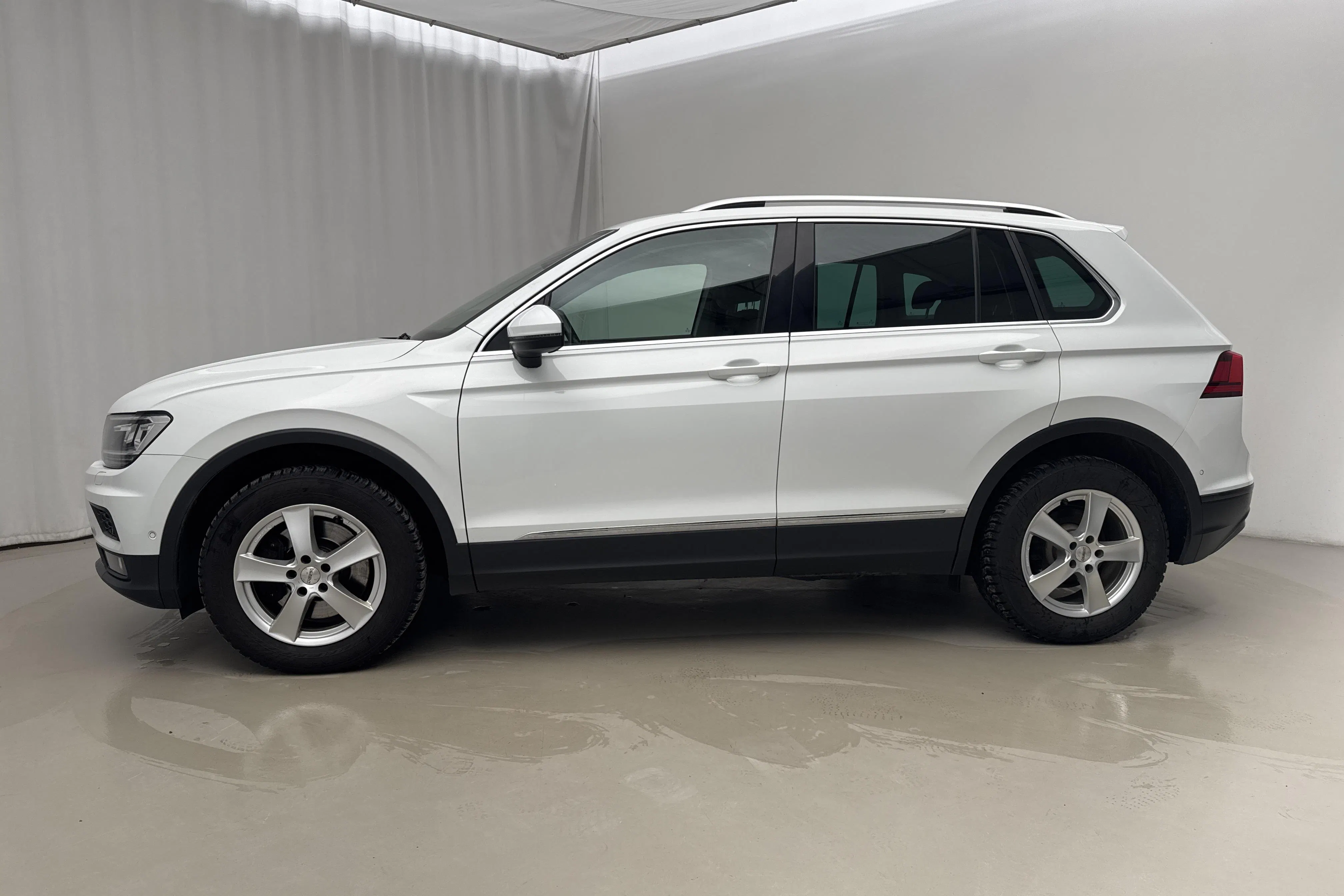 Zdjęcie prezentacyjne 2 z 18: VW Tiguan 2.0 TSI 4MOTION (180hk) - 137 820 km - Automatyczna - biały - 2018